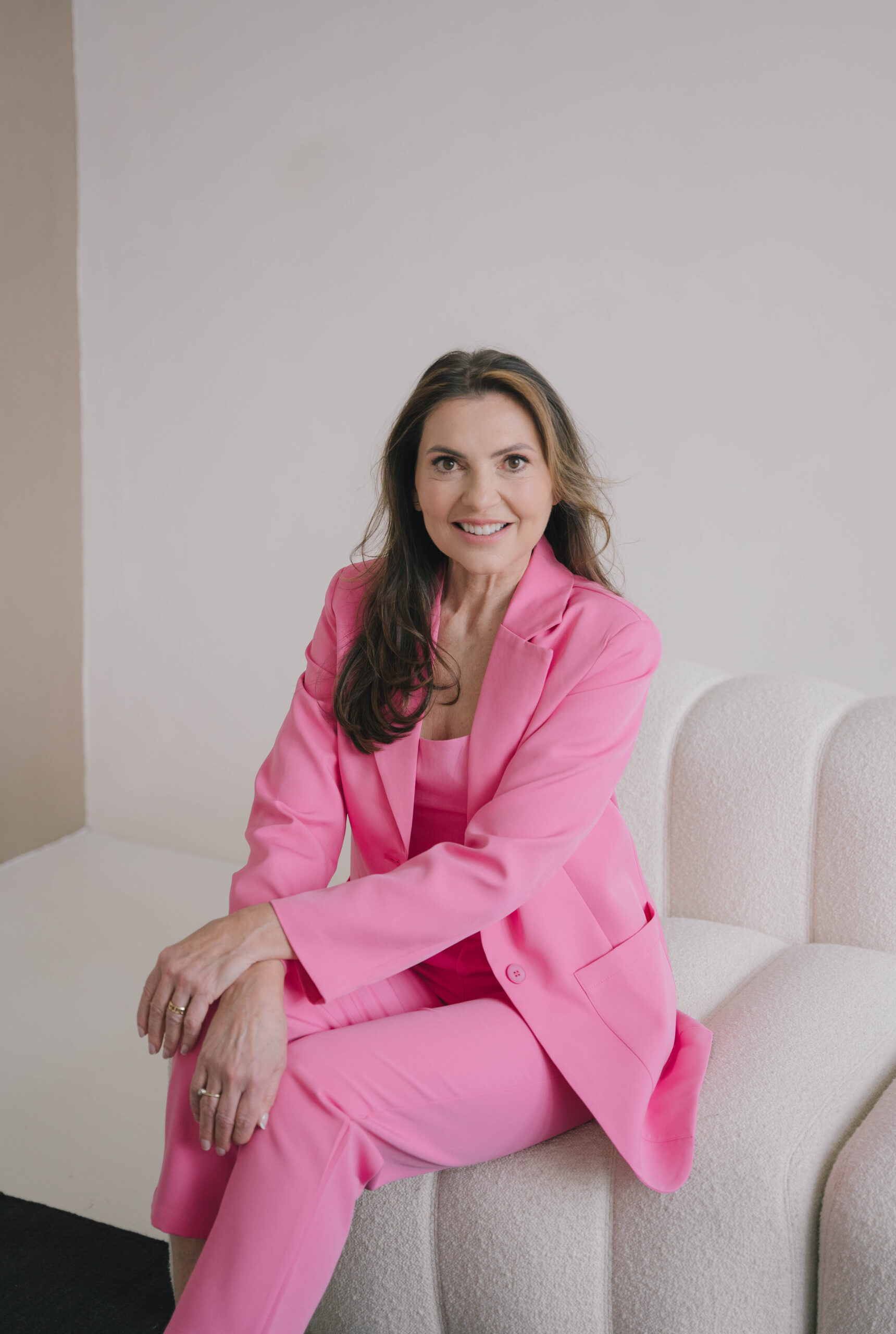 Opstandige jonge vrouw met roze zonnebril en hoodie