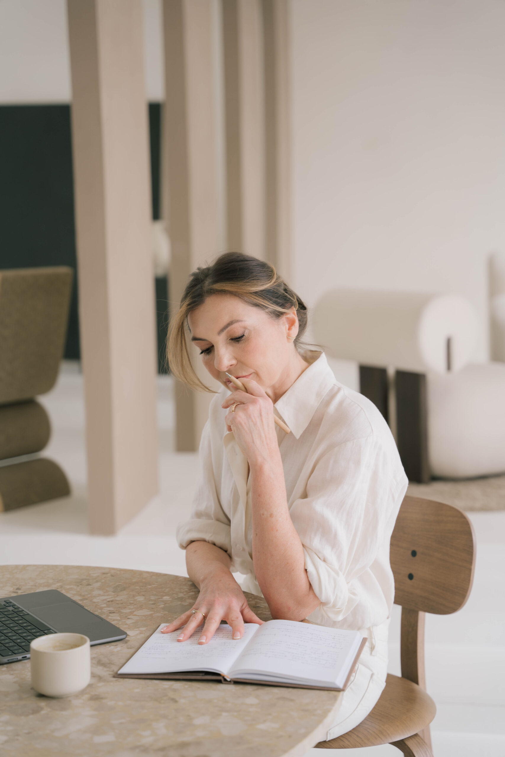 Een vrouw die naar boven kijkt met haar ogen dicht in een bosrijke omgeving