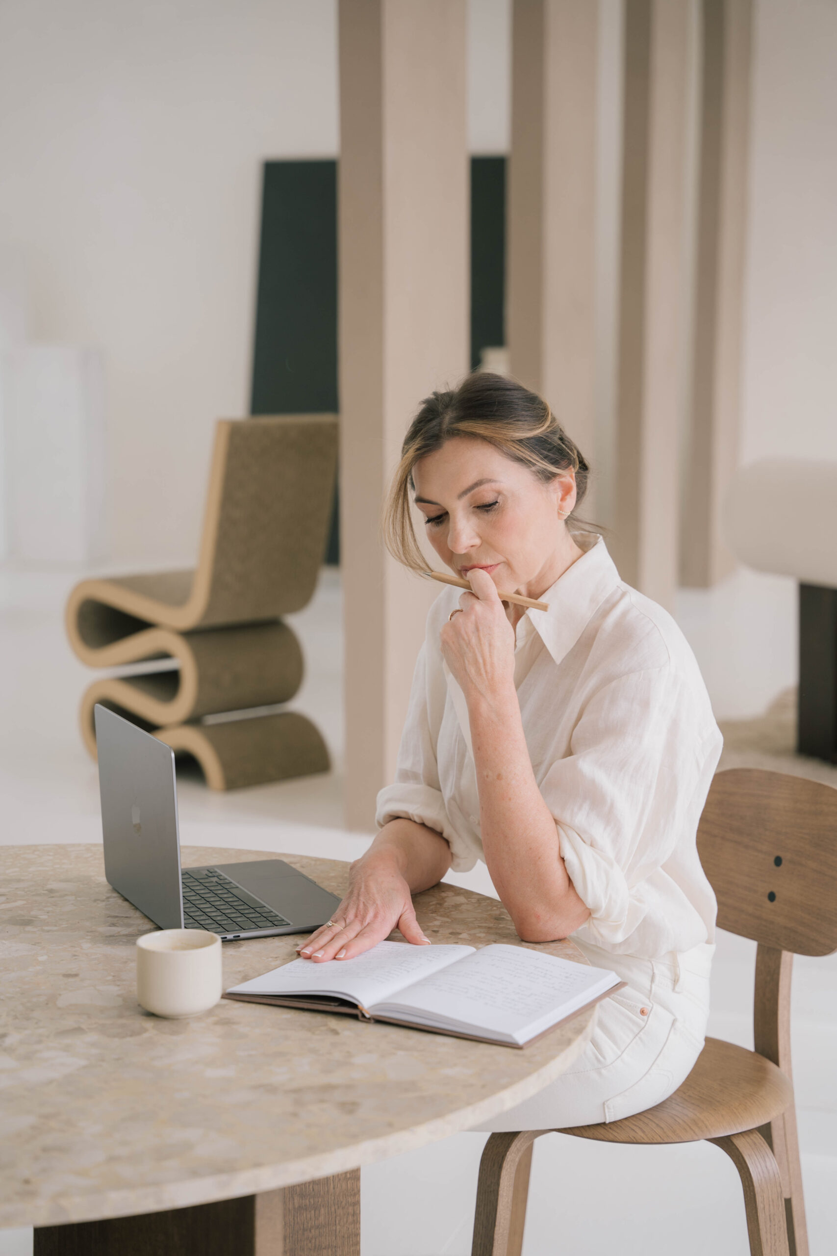 Jonge vrouw die aan het surfen is en valt van haar surfplank