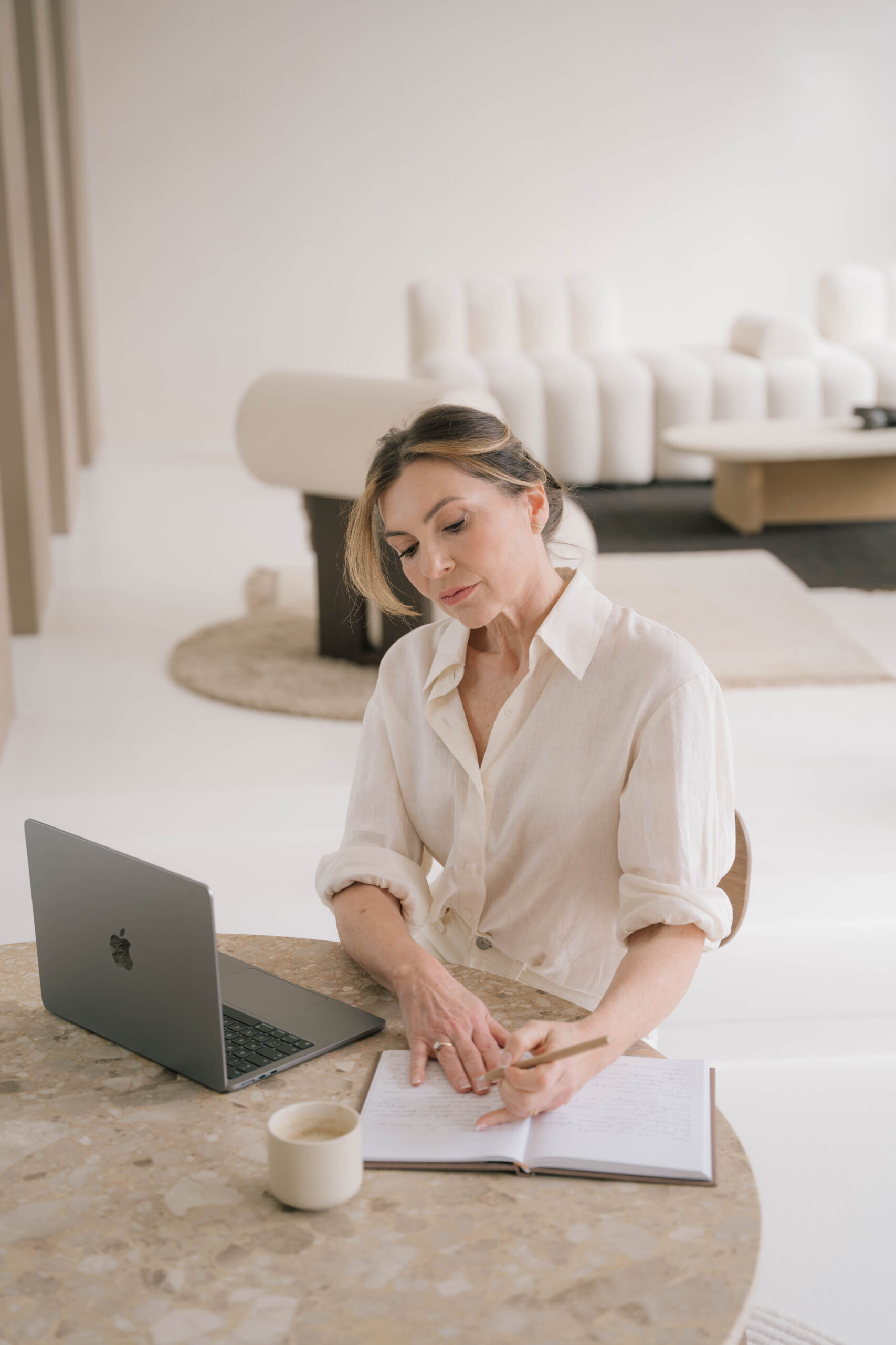 Jonge zelfverzekerde vrouw in een gele jurk die omhoog kijkt en glimlacht