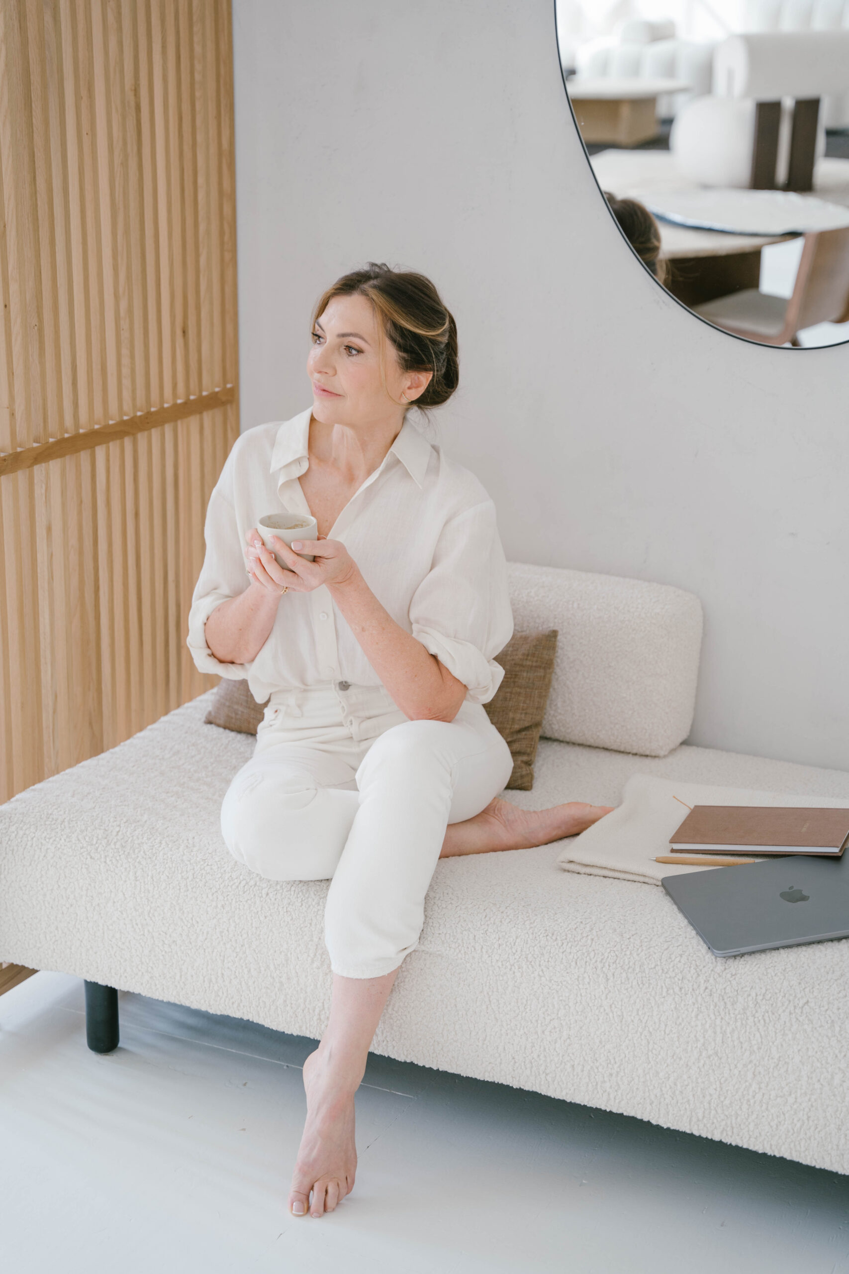 Marjena kijkend in de kamer, gelukkig en lachend met een zwart hempje aan