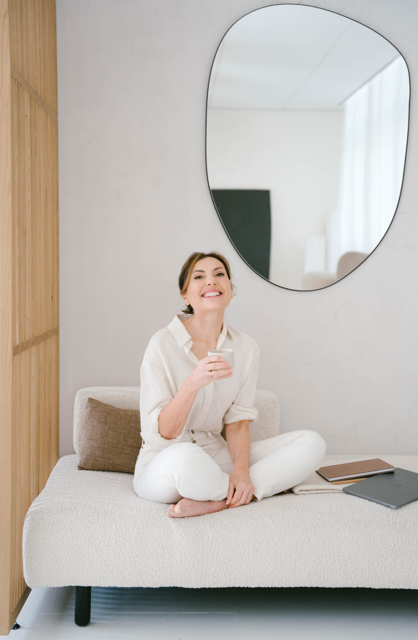 Vrouw die geconcentreerd naar boven kijkt. Ze is duidelijk in gedachten