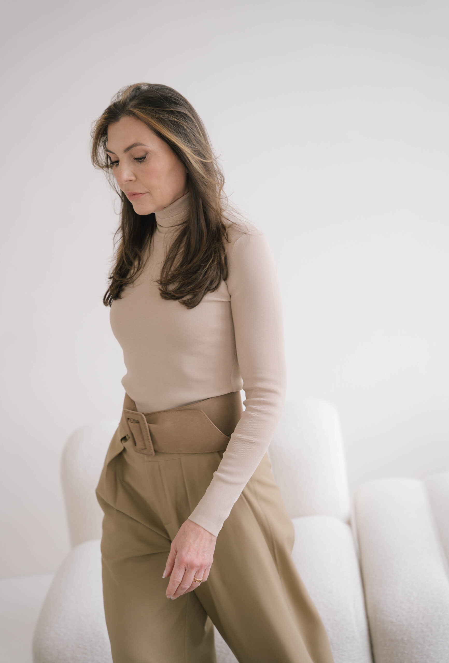 Etenslessen van Marielle. Marjena in een bruine broek en bruine shirt.