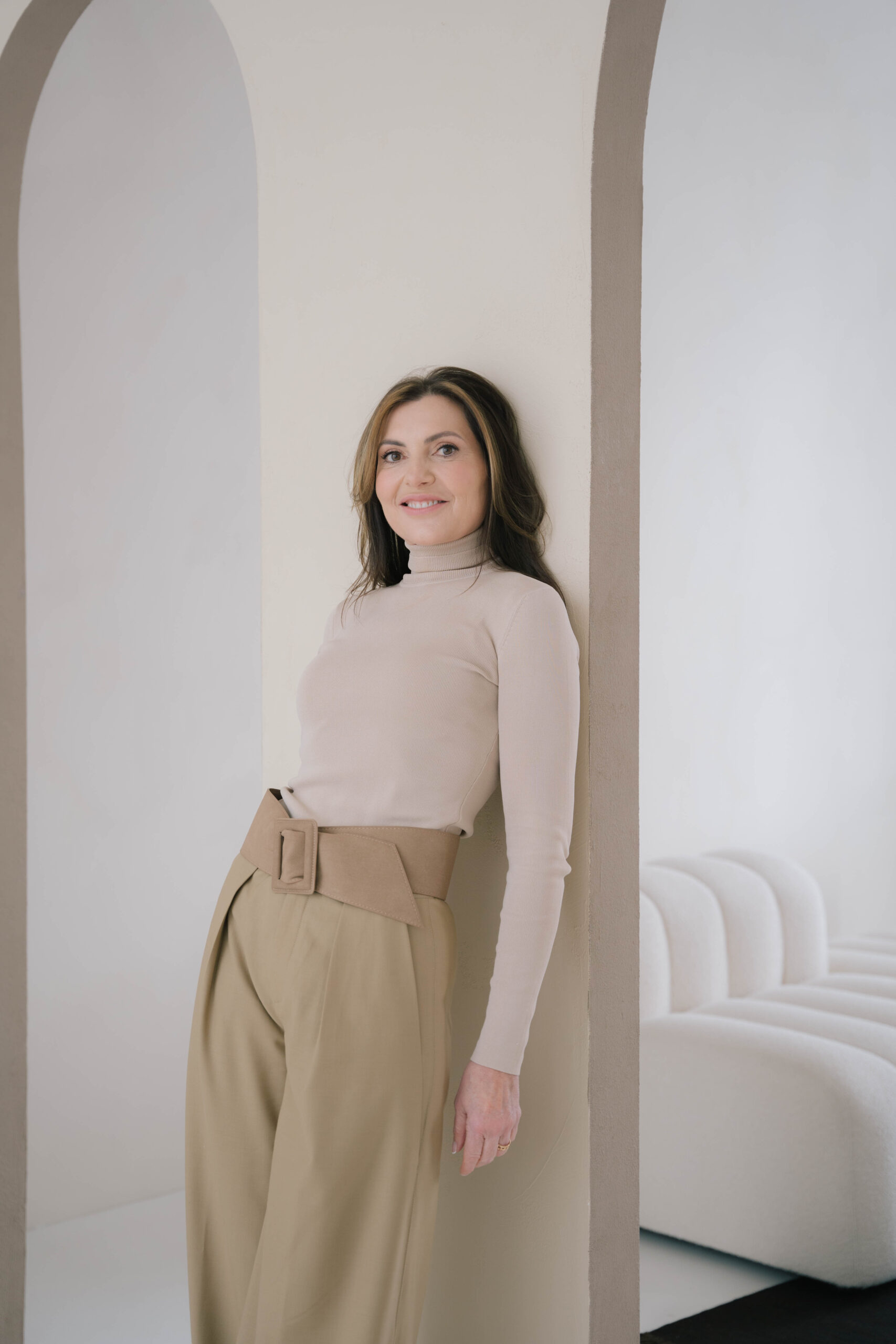 Groep jonge vrouwen die lachen van meerdere nationaliteiten