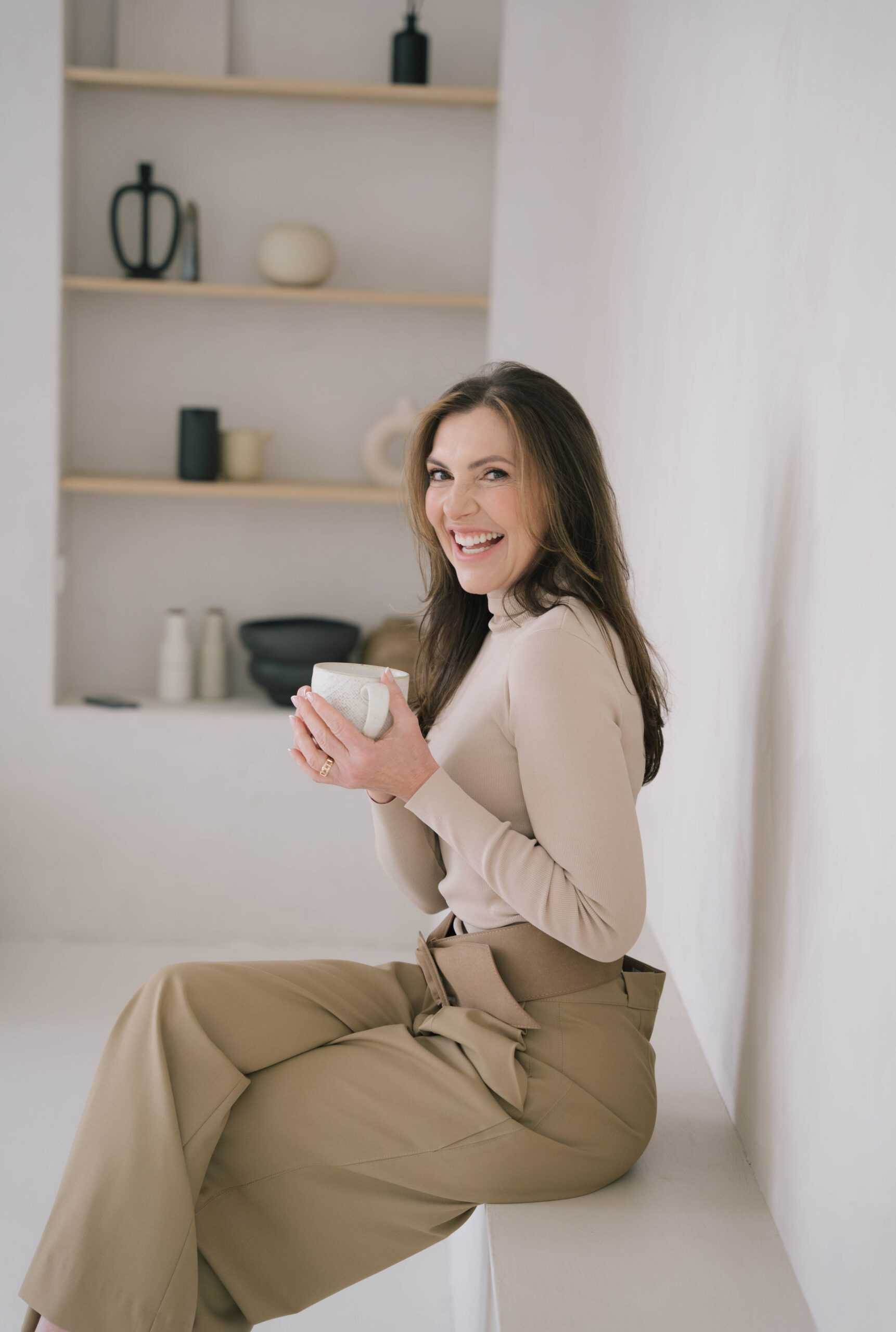 Marjena lacht en drinkt een kopje koffie