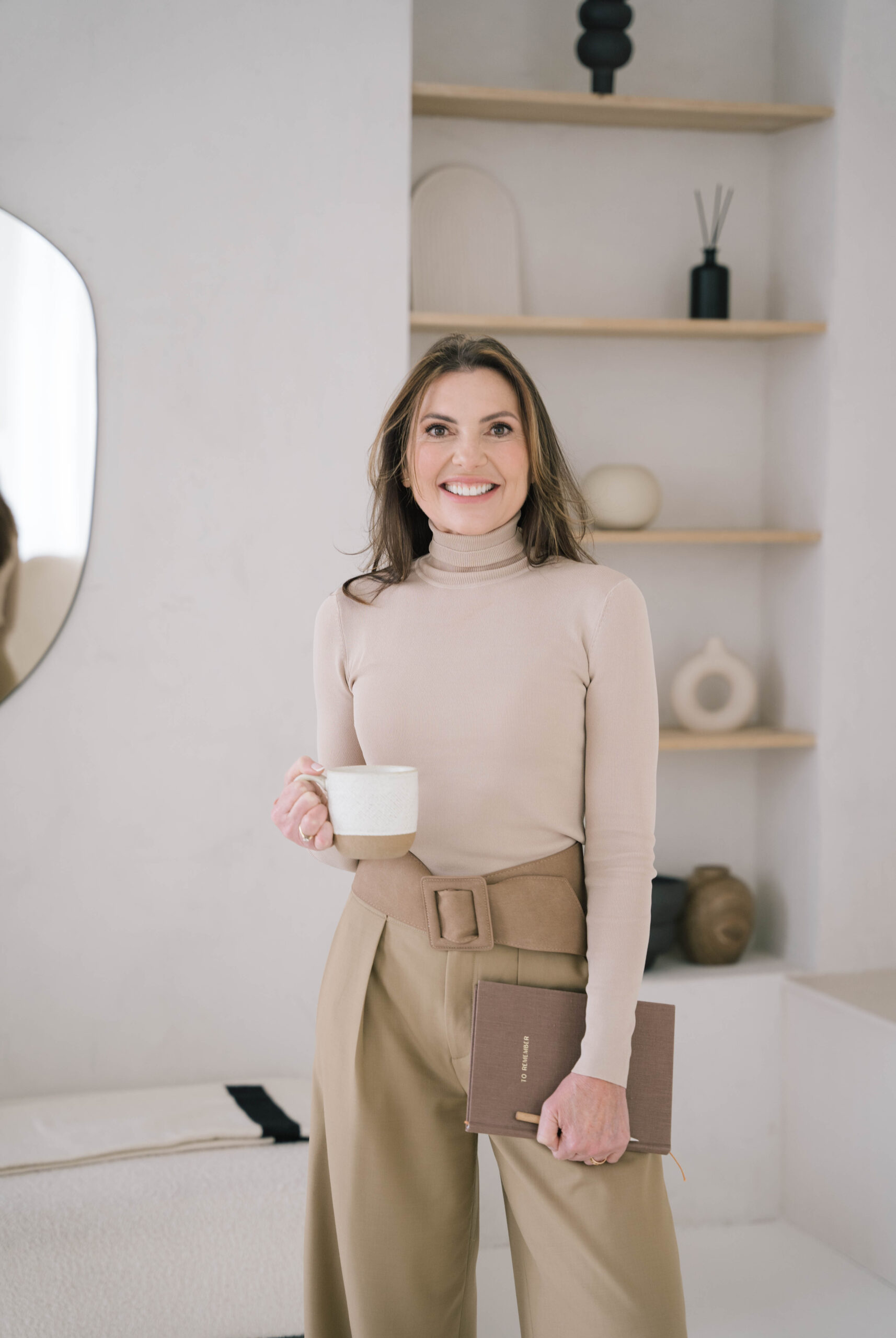 Jonge vrouw glimlachend liggend op de bank.