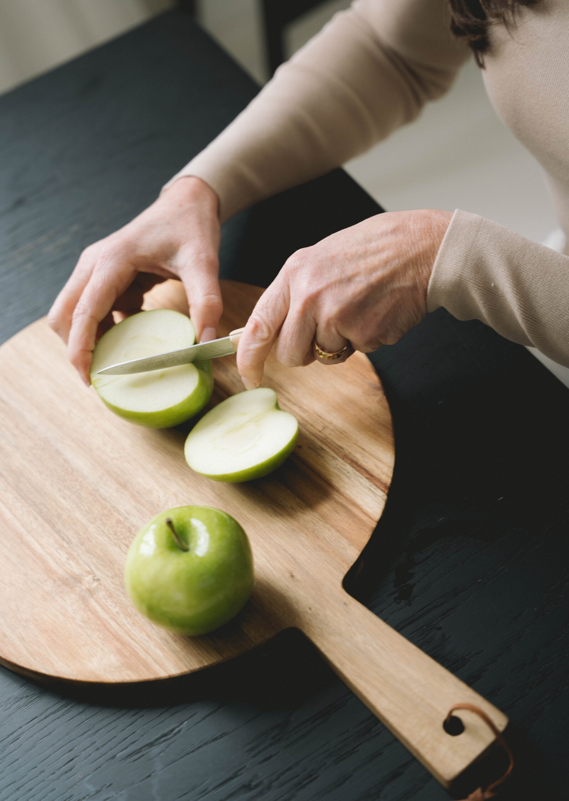 Vraagteken gemaakt van een meetlint op een groene bord met mes en vork ernaast