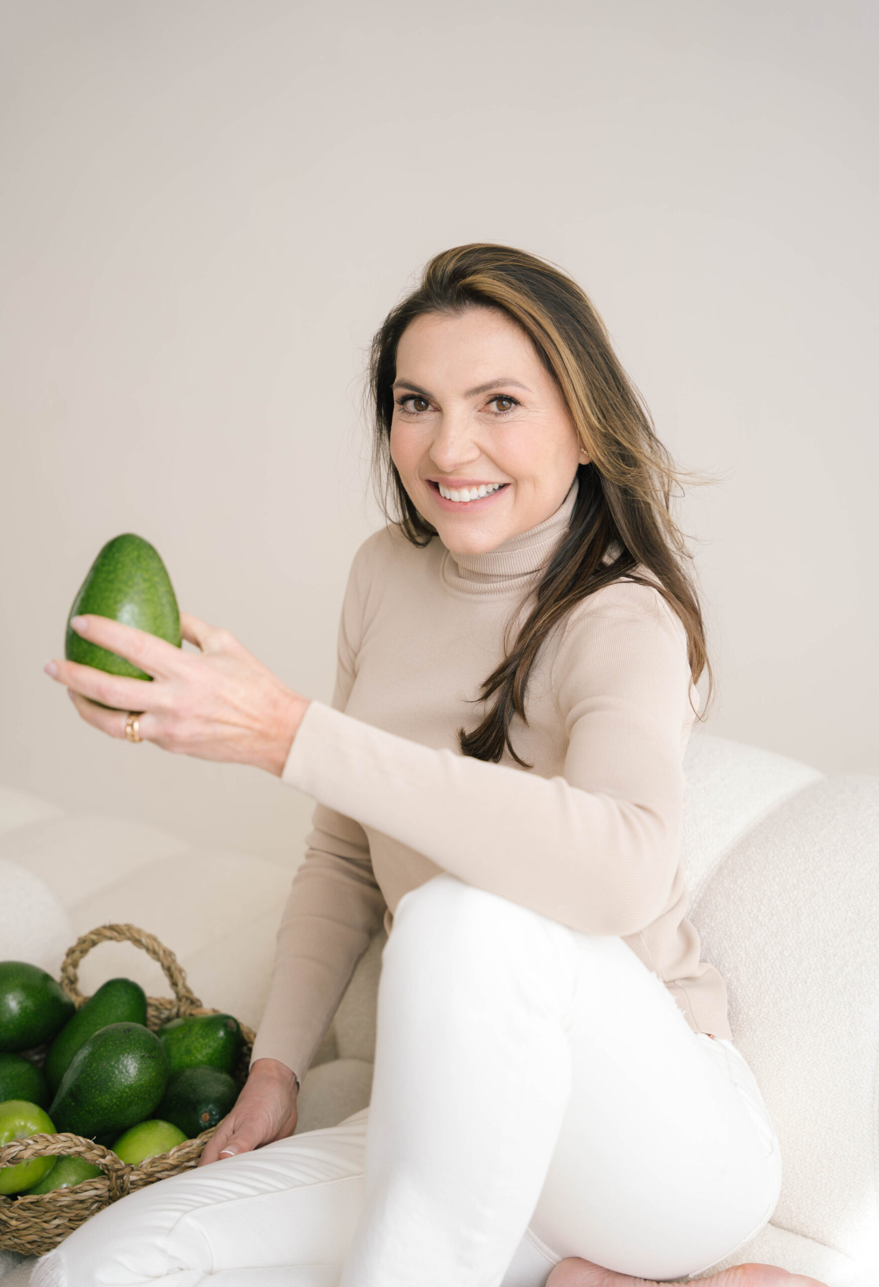 Vrouw die fluit op een scheidsrechterfluit en laat een stopwatch zien.