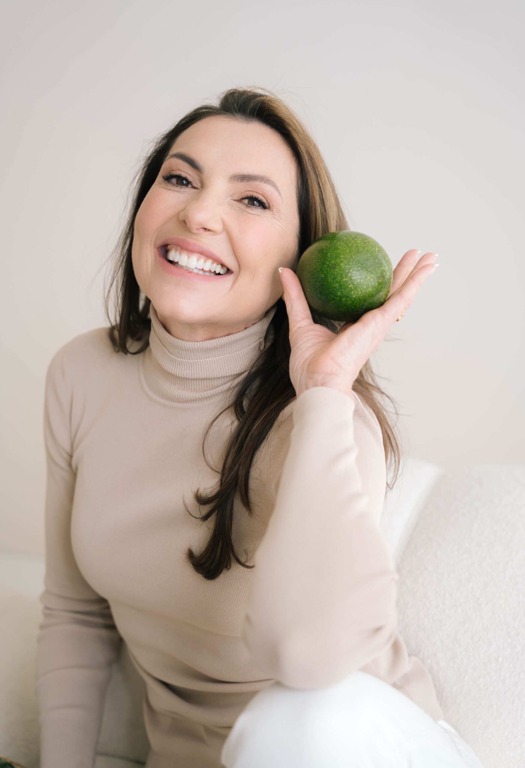 Close up van een gezicht van een hele blije jonge vrouw