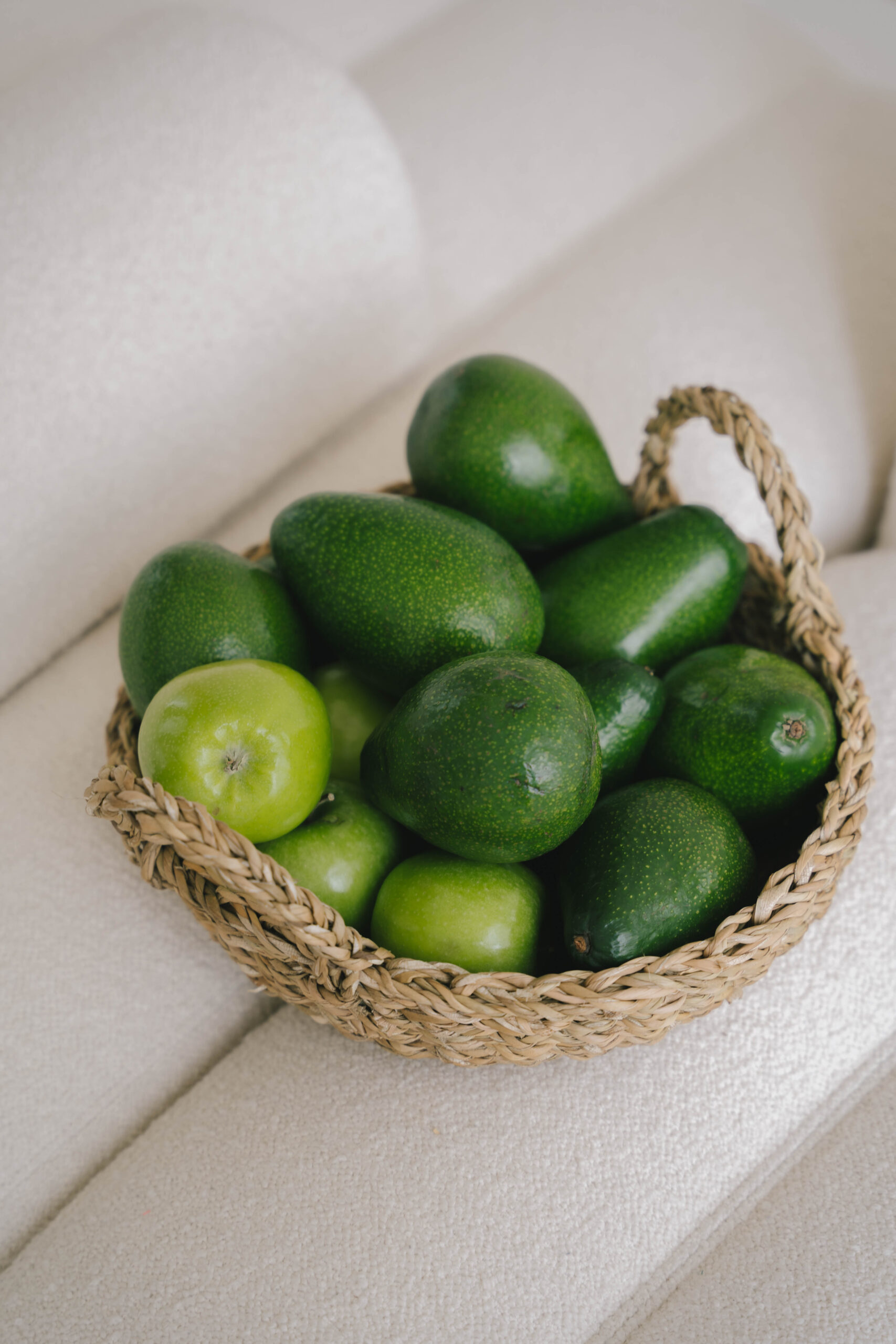 Een leeggegeten kom met nog een paar stukjes voedsel