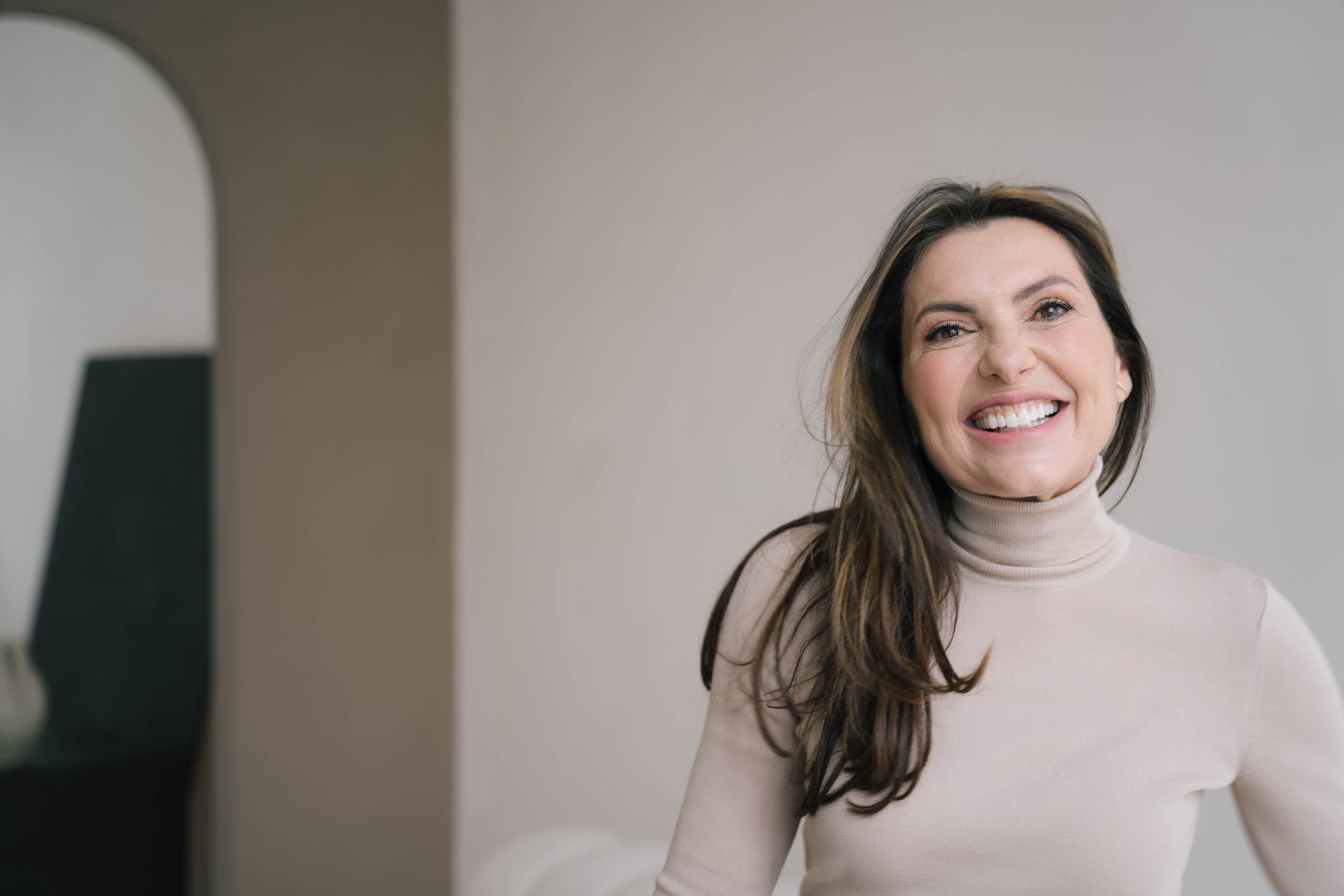 Marjena kijkend in de camera breed lachend. Nieuwe aflevering Ongeduld en de weegschaal