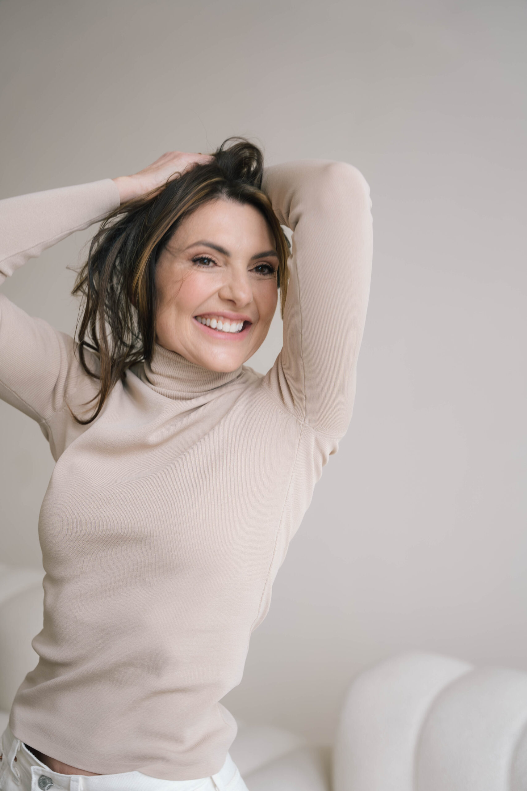 Vrouw die vooruit kijkt, geconcentreerd en op haar hoede.