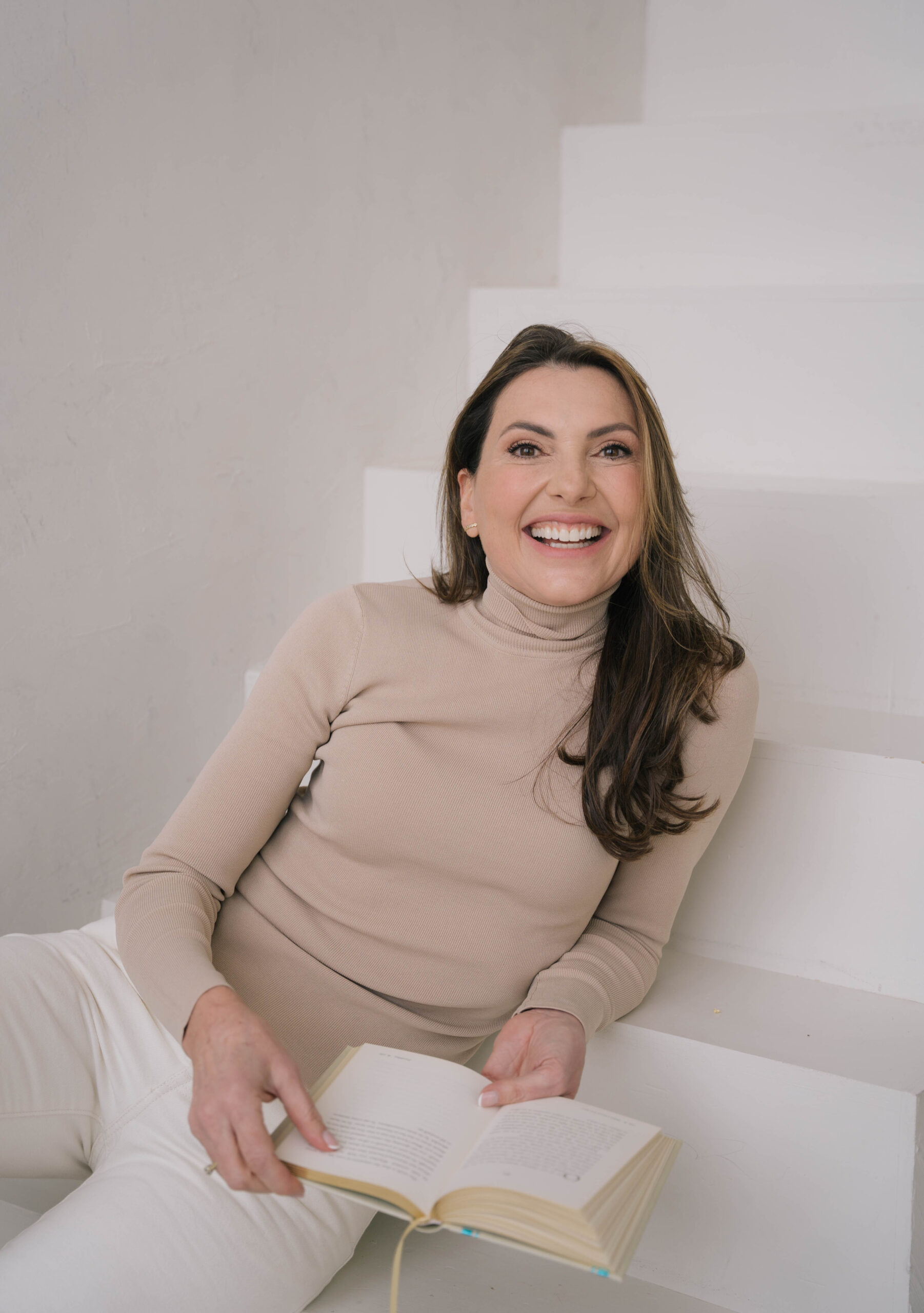 Marjena op haar fiets met haar hond in het mandje voor op het stuur