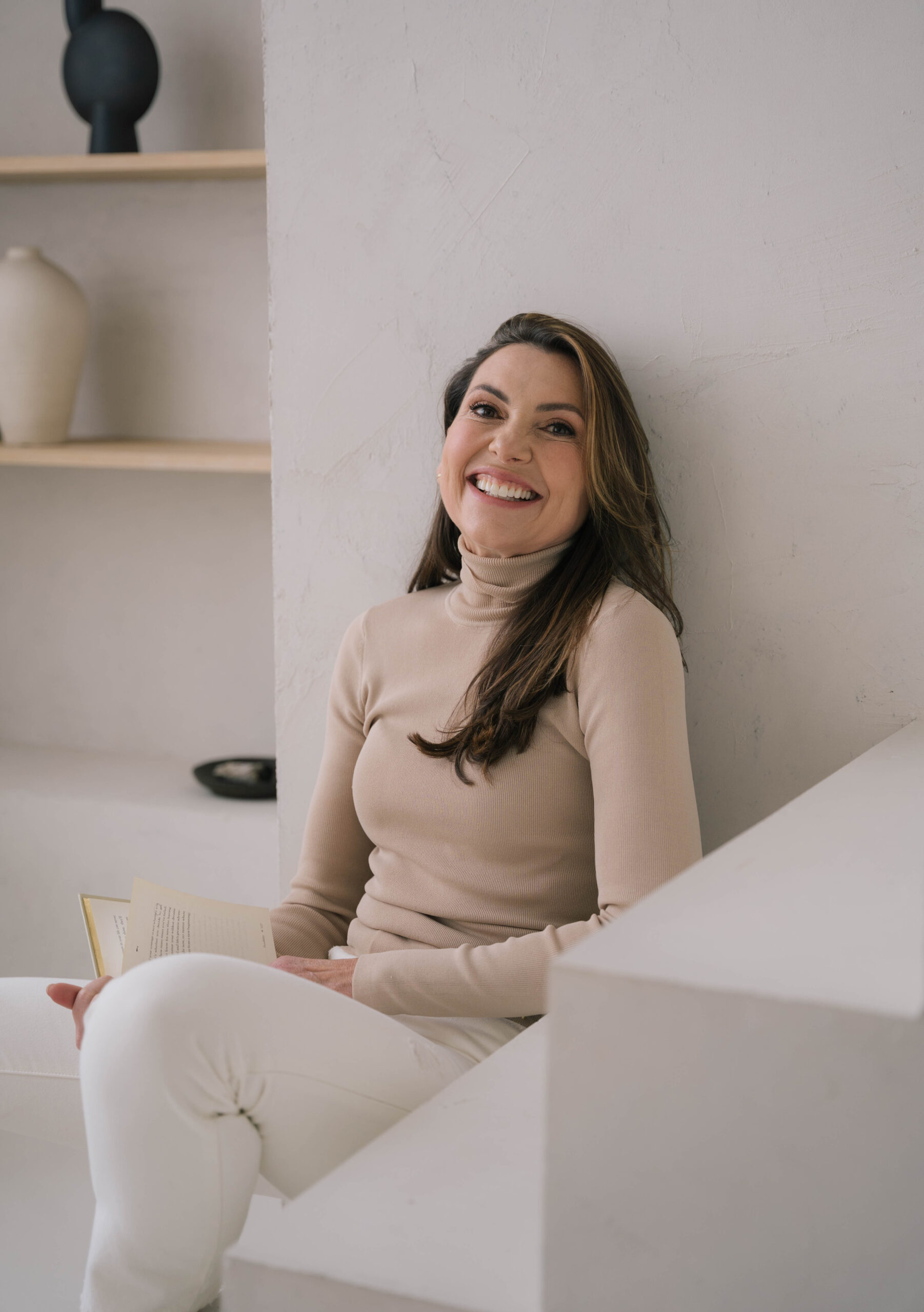 Vrouw die sterretjes afsteekt en iets te vieren heeft