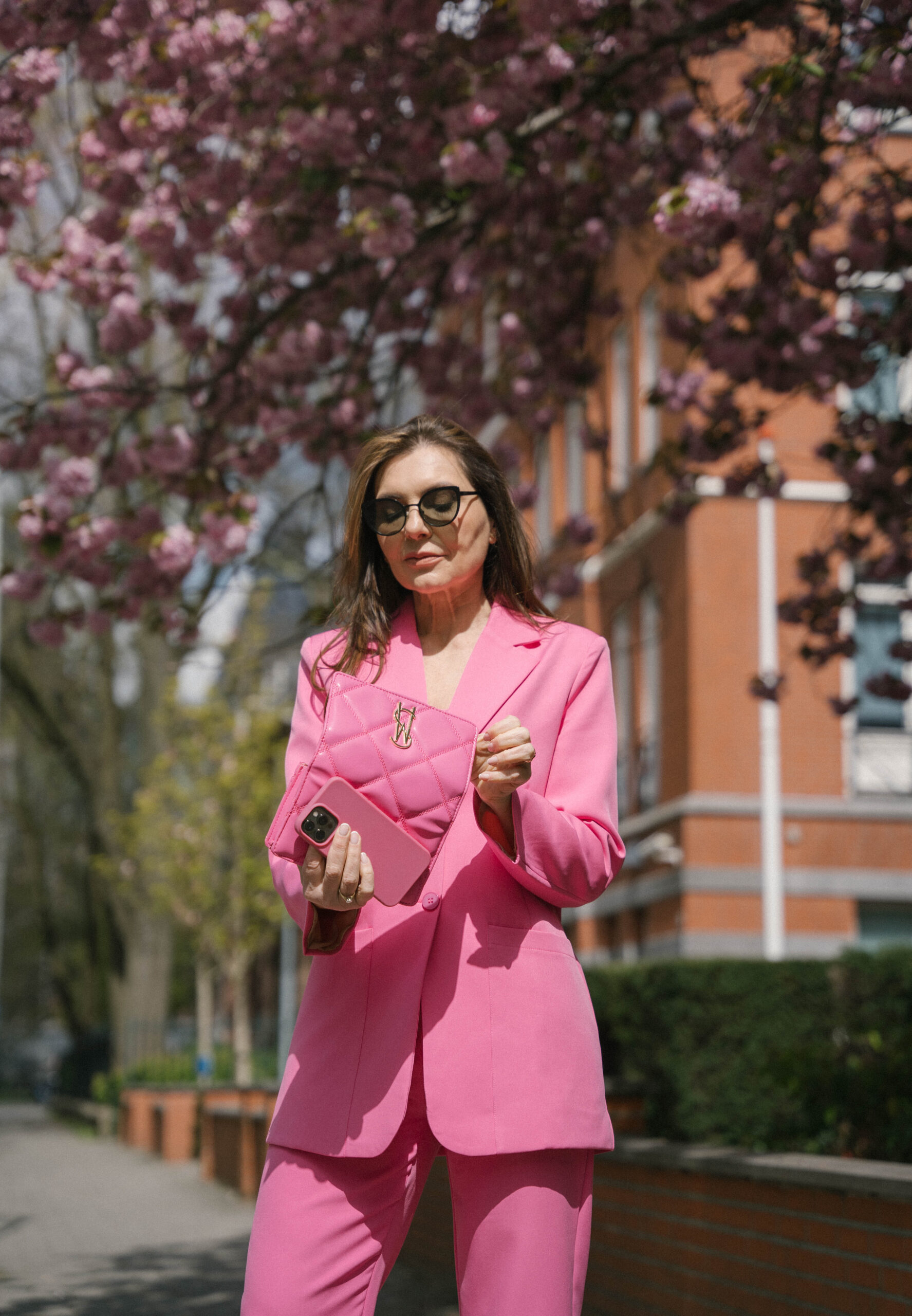Jonge vrouw van die haar haar omhoog houdt. Van achter gefotografeerd