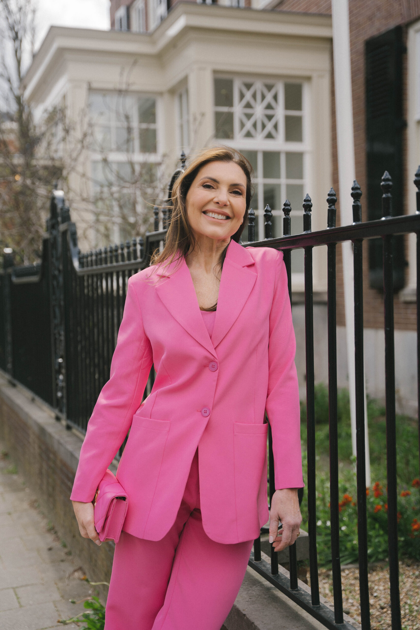 Mooie vrouw in bikini die ligt te zonnen op haar ligbed