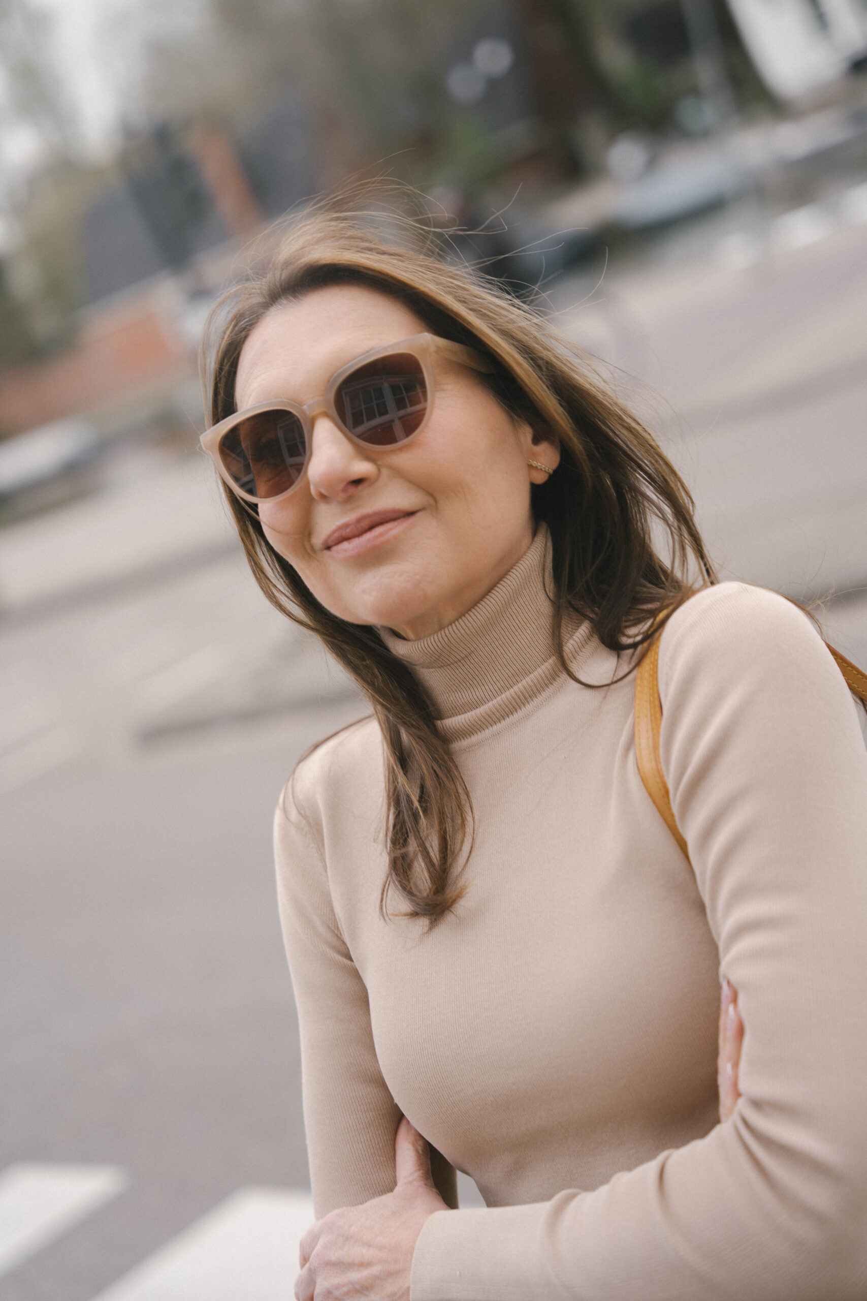 Een klein wit huisje voor decoratie tijdens Kersmis. Er kop