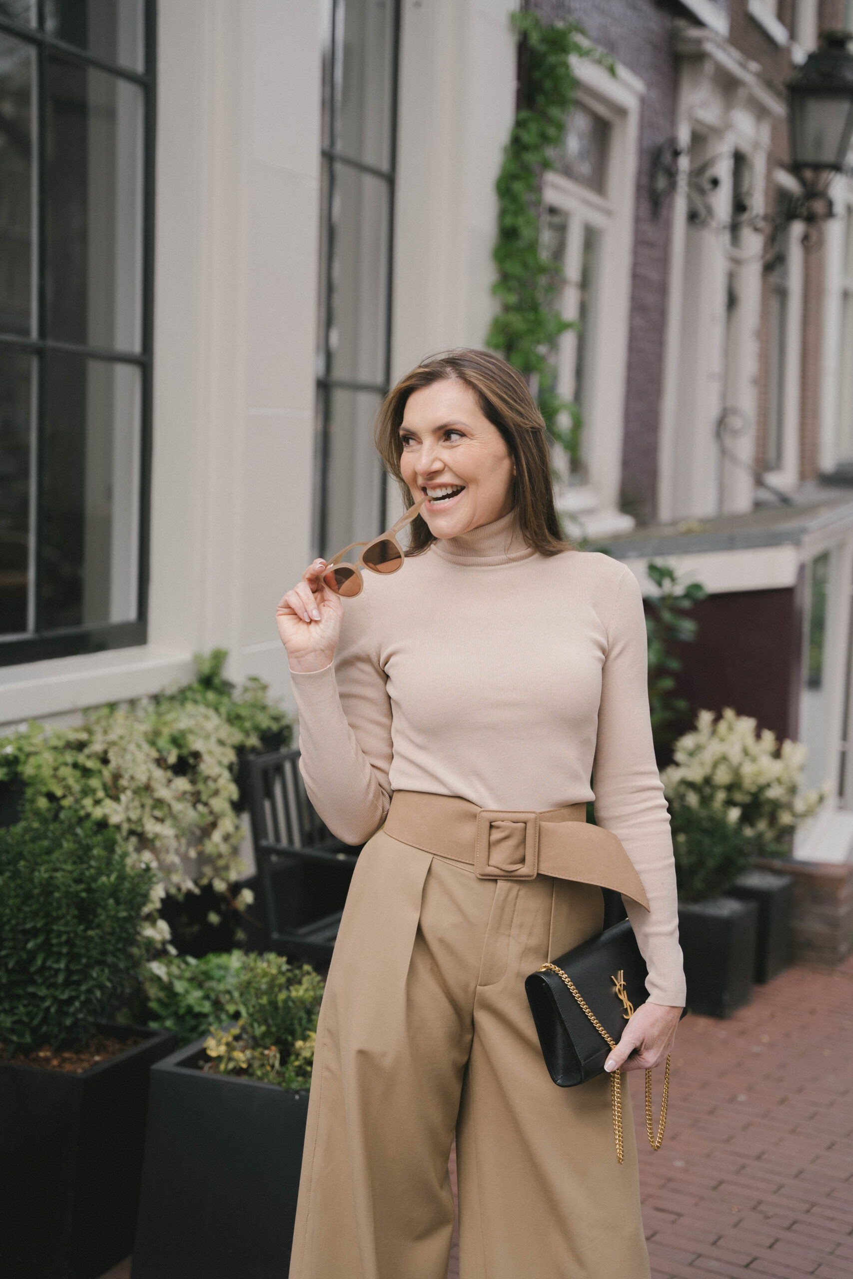 Vrouw die een sandwich eet.