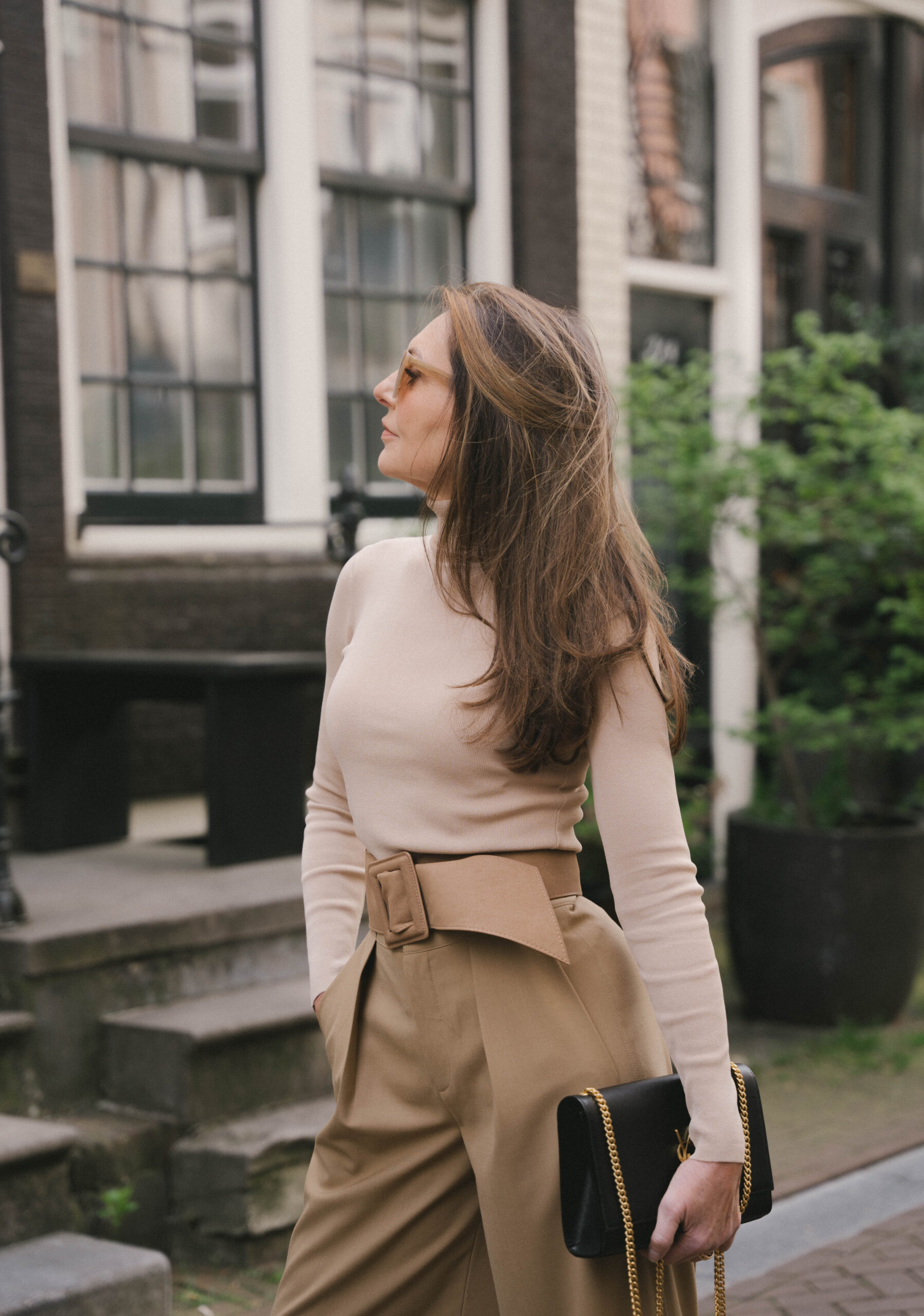 Marjena kijkt een beetje omhoog in de camera lachend.