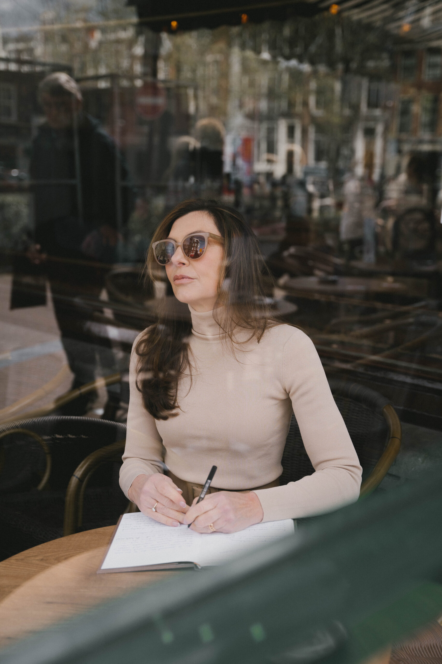 Jonge vrouw die een hartje tekent onder de douche