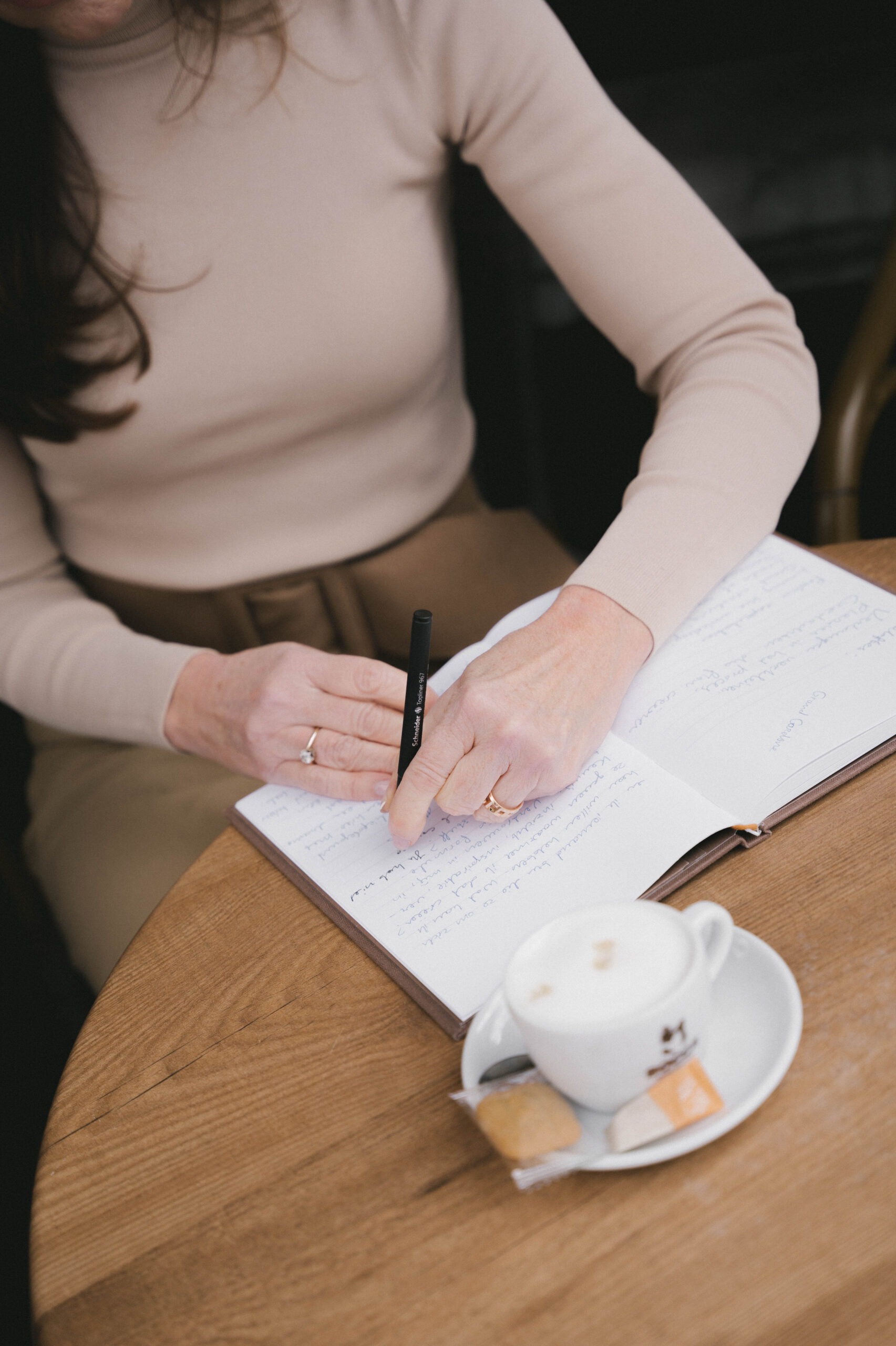 Sterke aziatische vrouw die aan het gewichtheffen is
