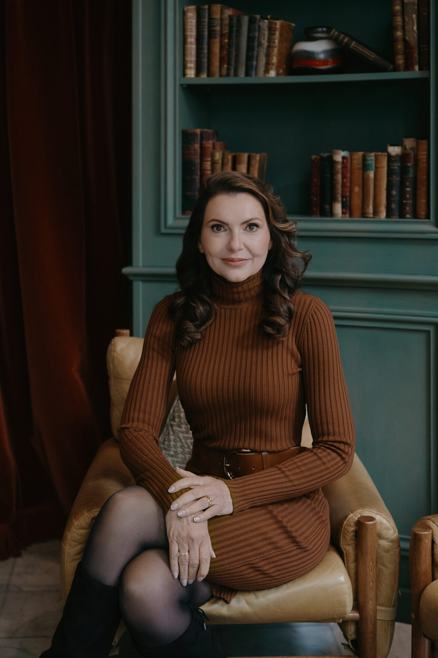 Blije jonge vrouw in de regen met een paraplu