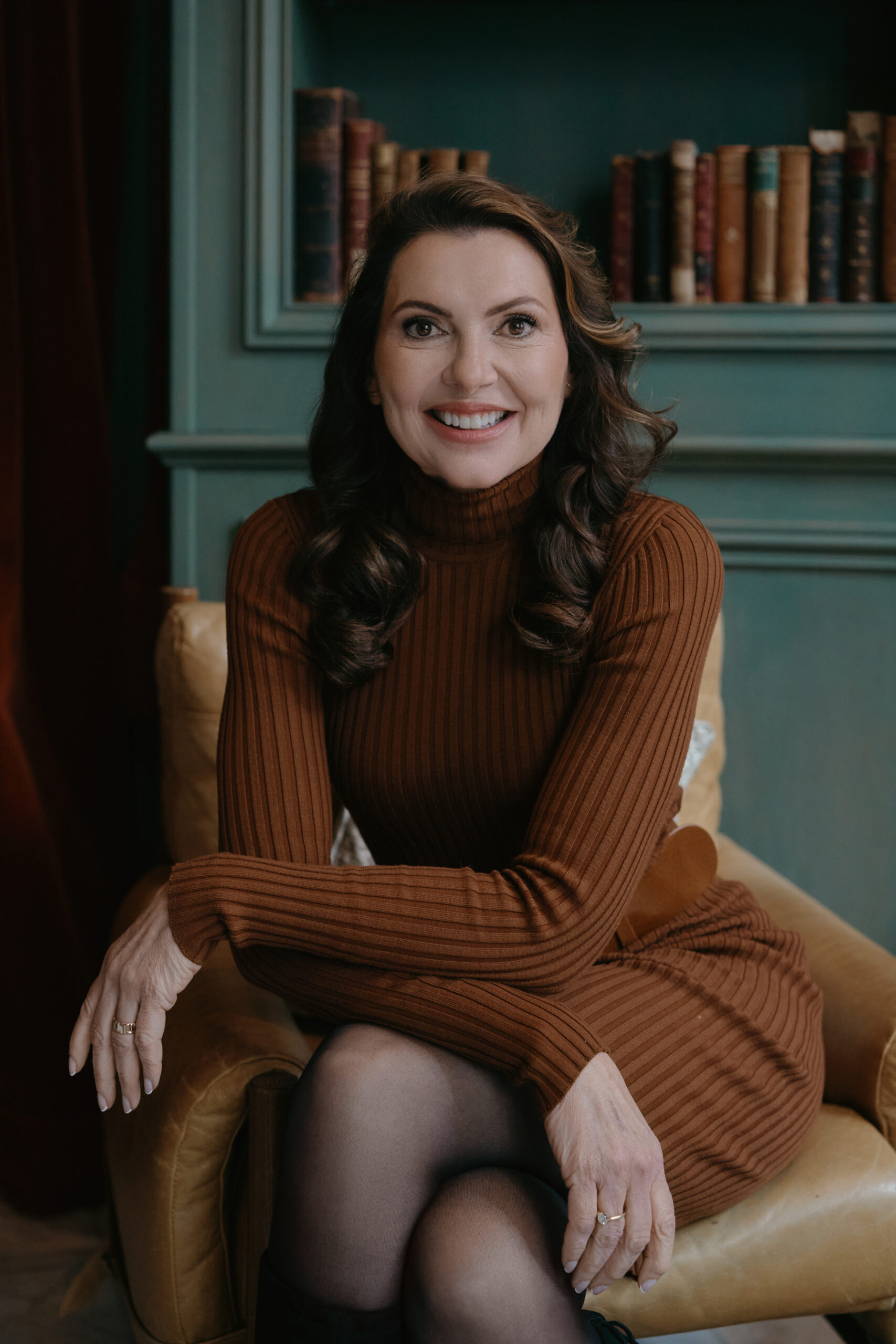 Vrouw met vuurwerk sterretjes, lachend