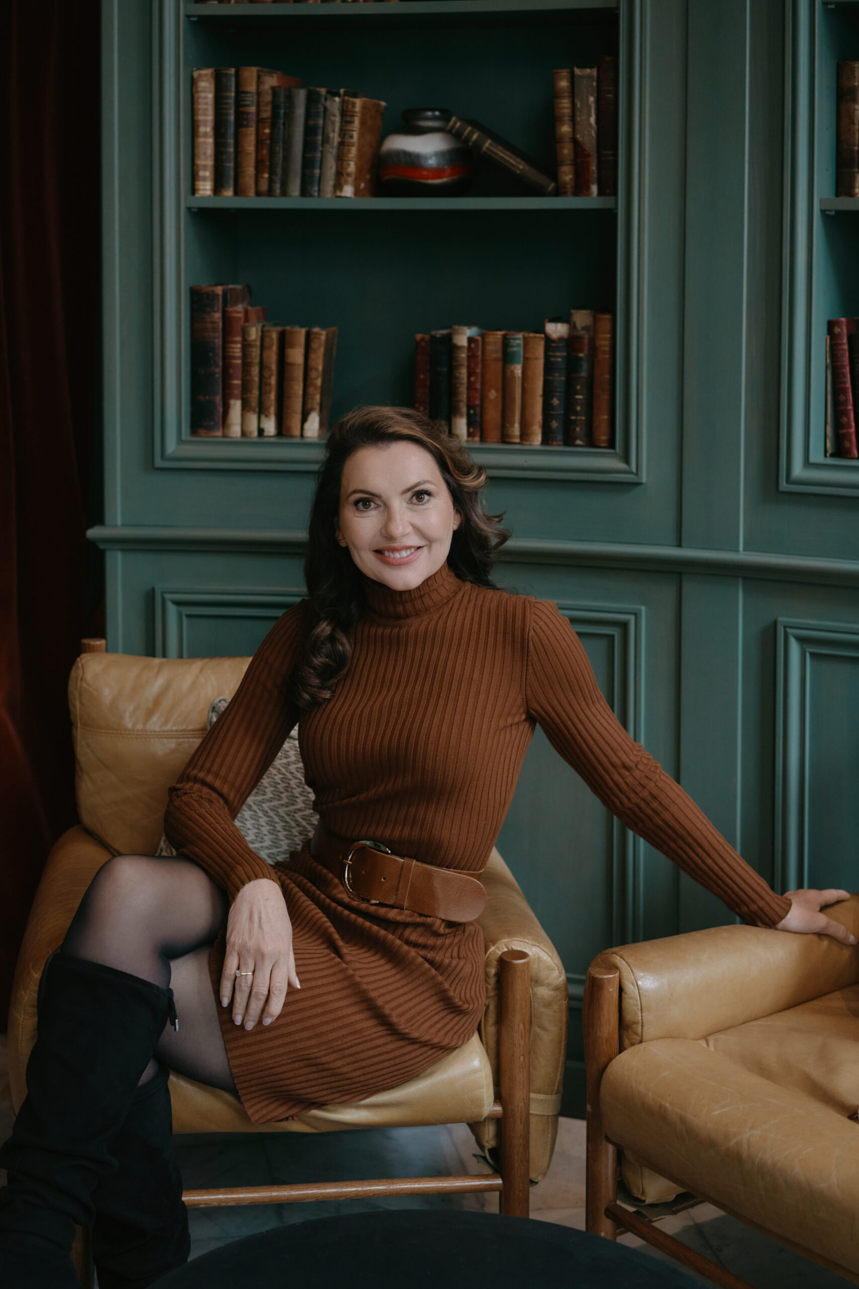 Twee vrouwen in de auto rijden naar een ondergaande zon. Ze zijn vrolijk en blij