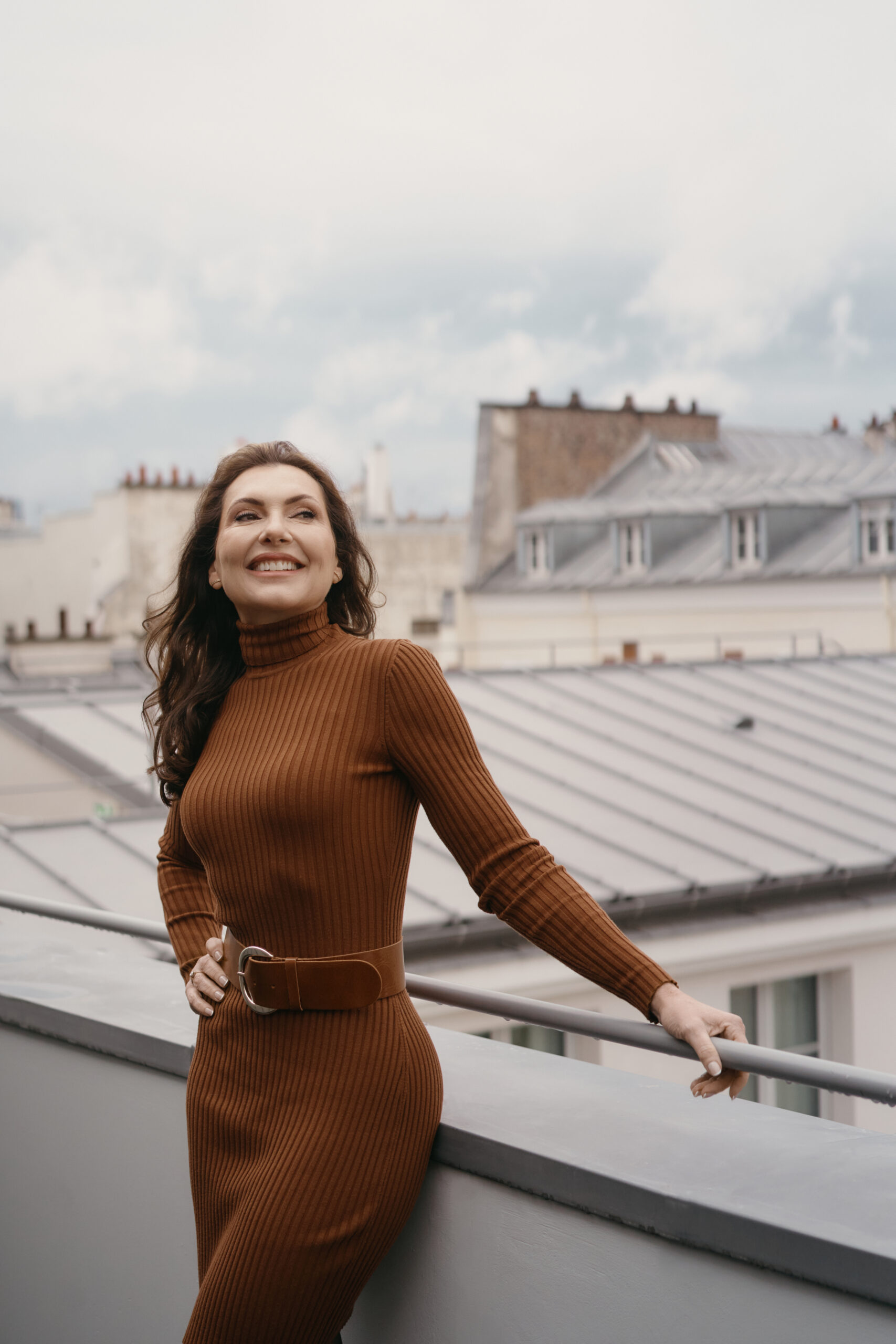 Vrouw die heel blij is en een hartvormige rode ballon in haar hand heeft