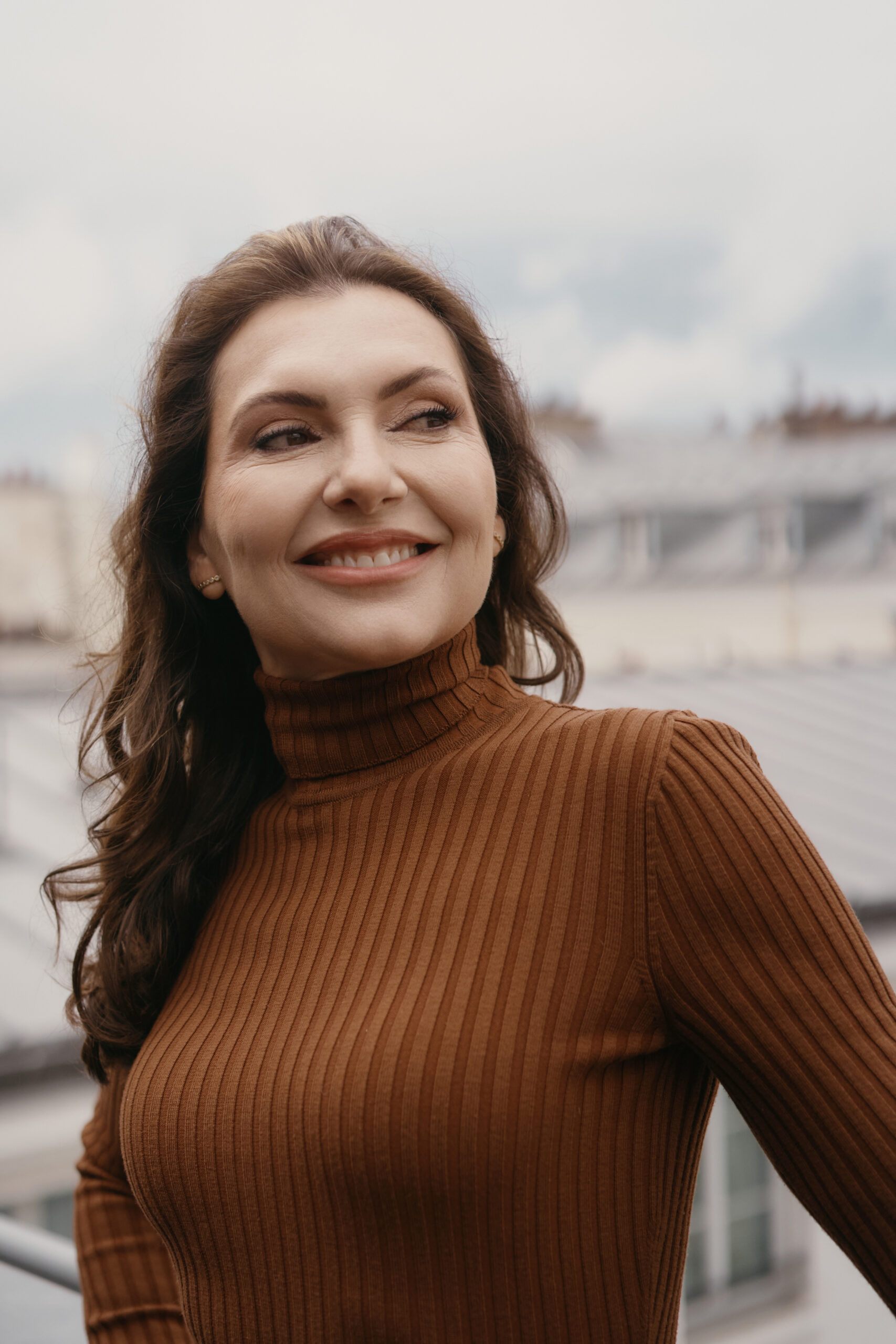 Vrouw die lacht met haar ogen dicht met mooie roze oogschaduw