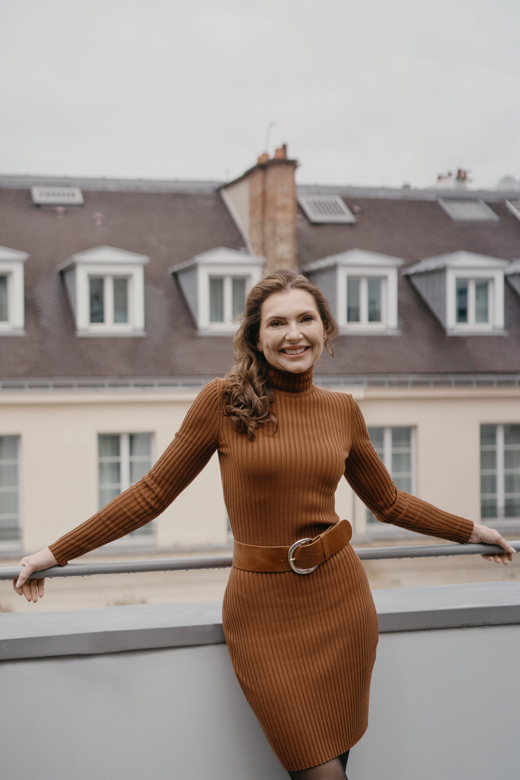 Een vrouw met een kleine dochter die haar omhelst aan haar nek.