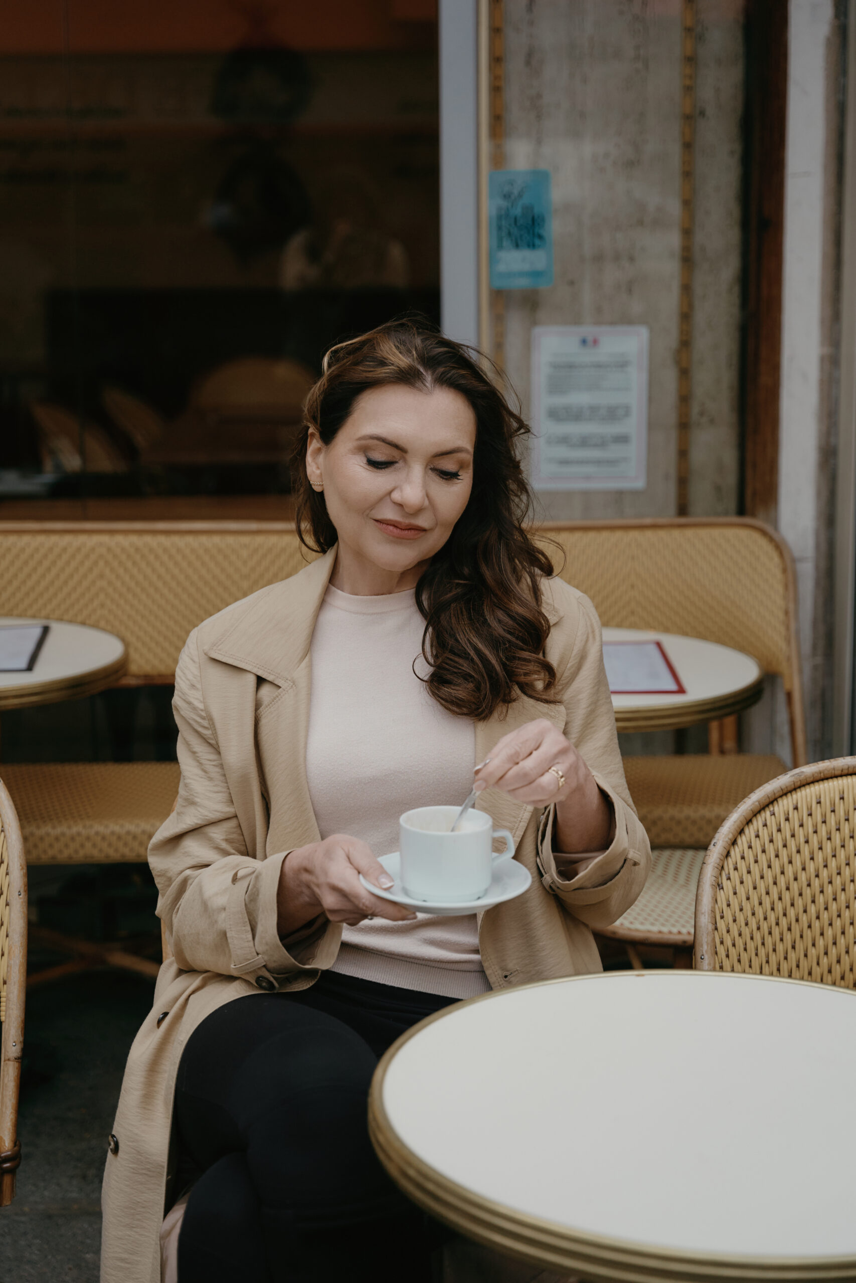 Marjena drinkt een kopje koffie op het terras
