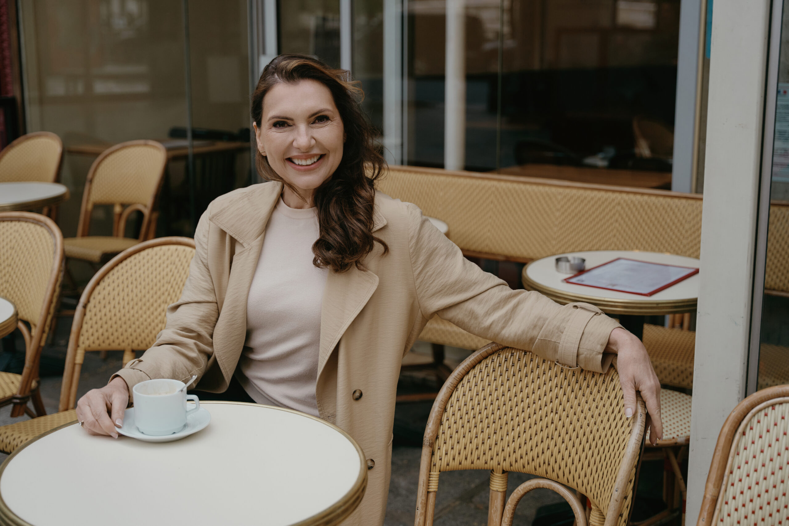 Close up van een vrouw die lacht met haar ogen dicht en omhoog kijkt