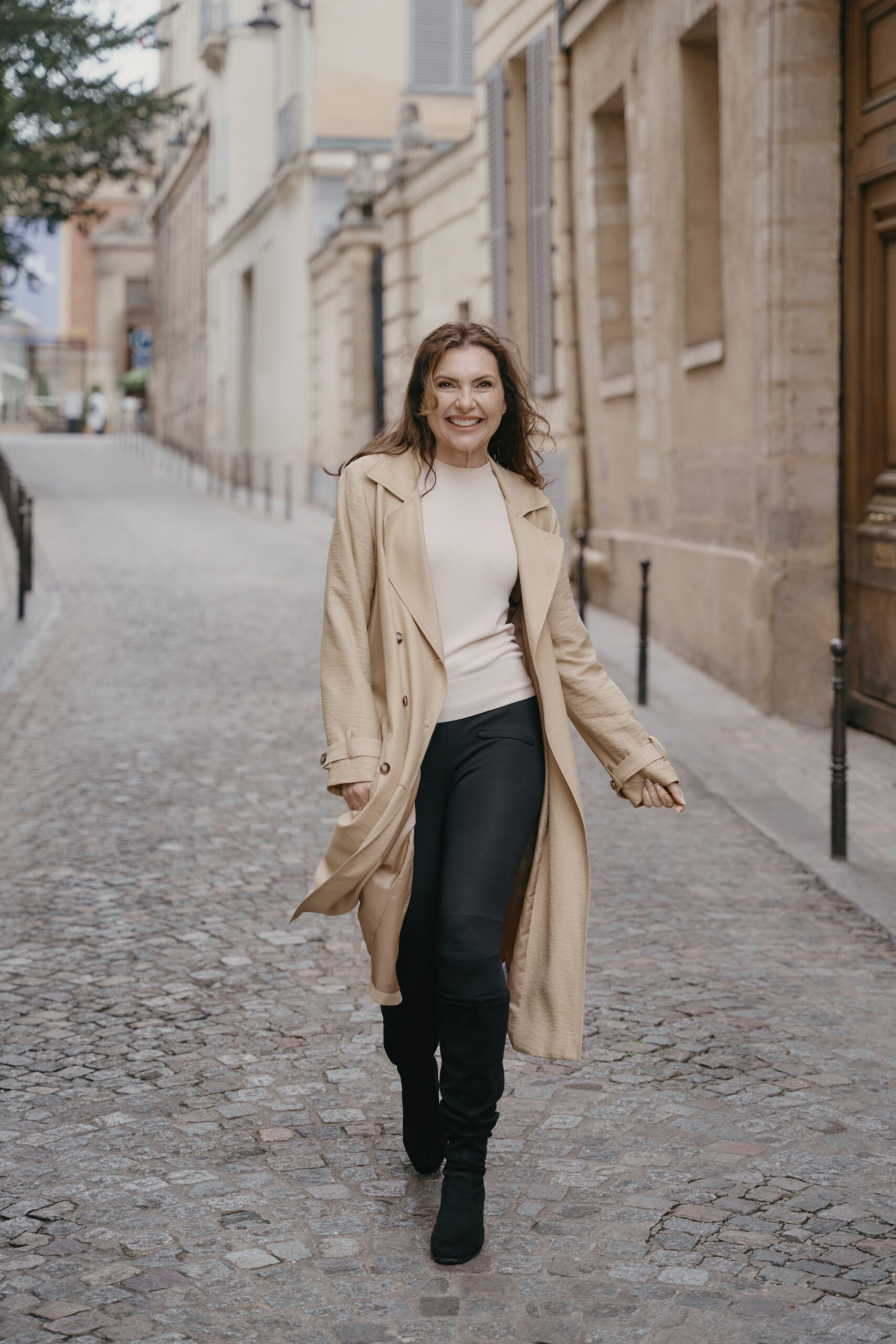 Jonge vrouw met lang haar in allerlei kleuren, kijkend naar beneden, lachend