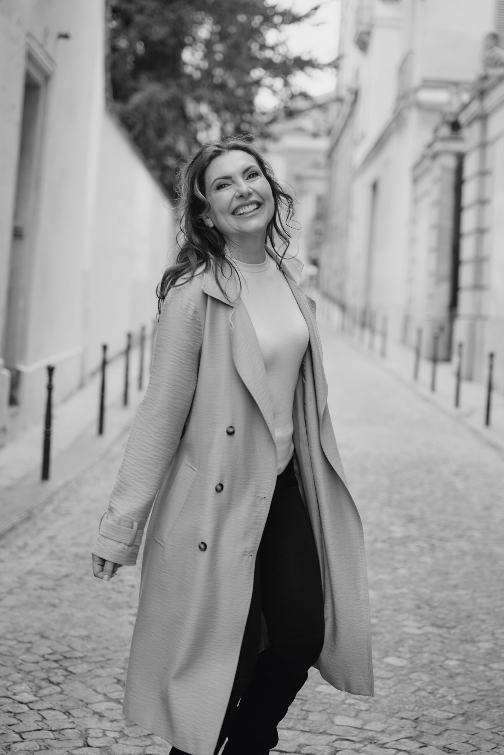 Jonge vrouw in de regen die lacht