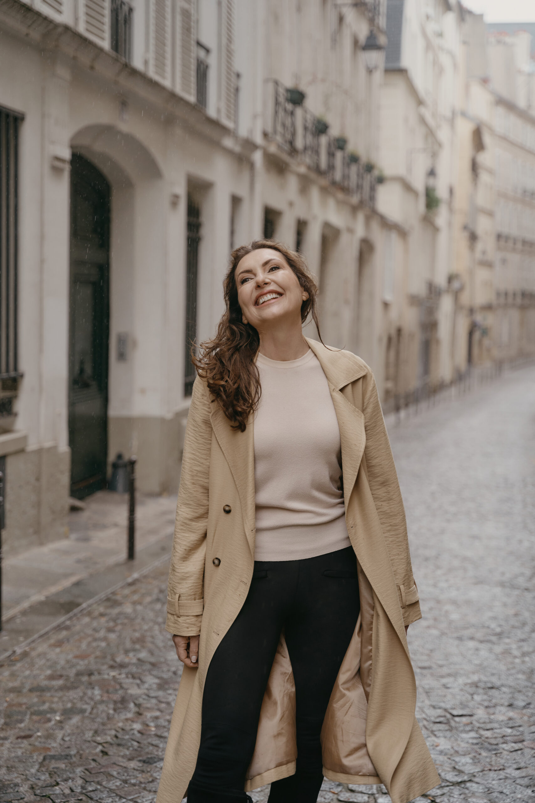 Mooi ingepakte cadeautjes met rode linten. Op een van de cadeau's is ook een rode kerstmuts te zien
