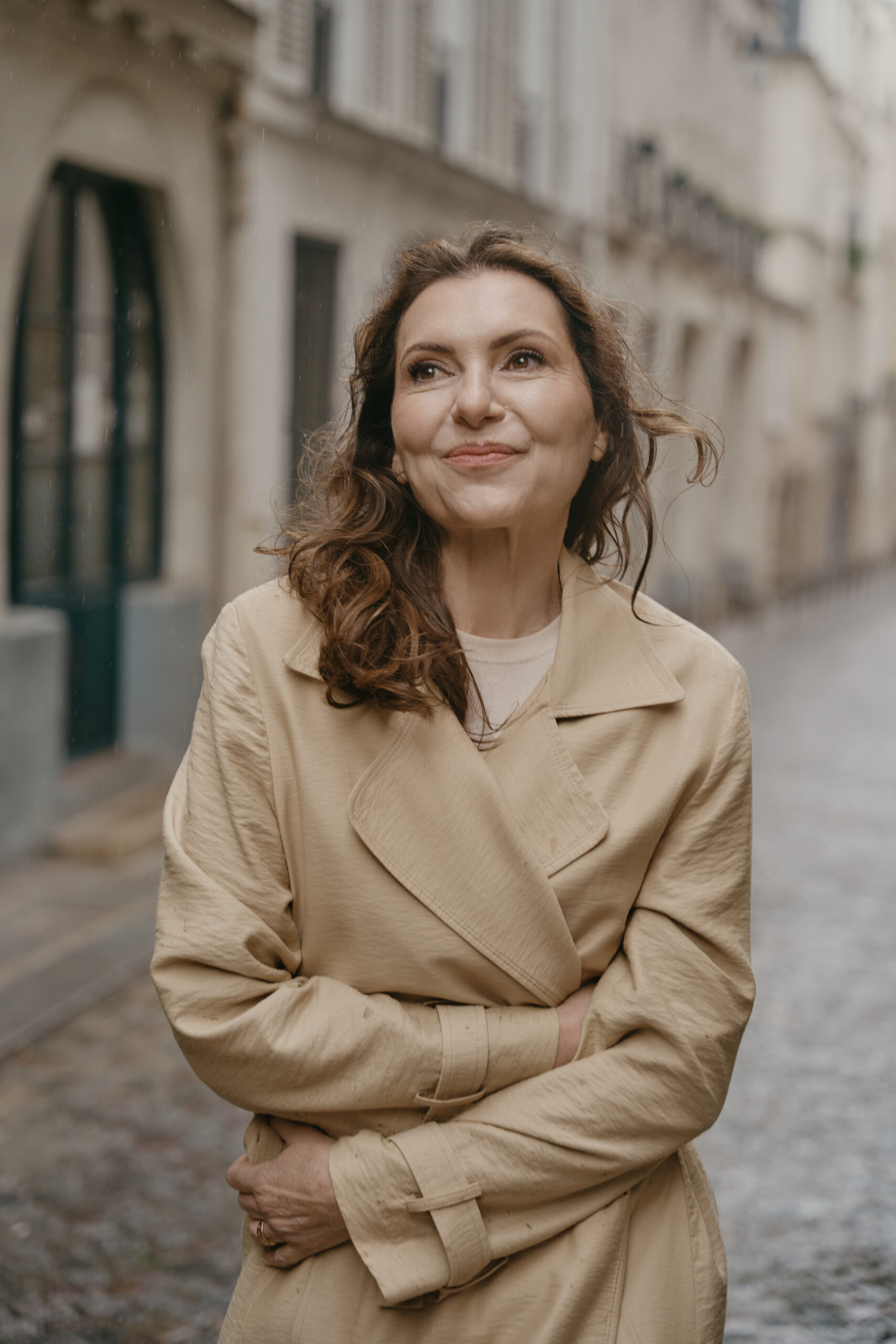 Een staande vrouw, kijken in de camera heel zelfverzekerd.