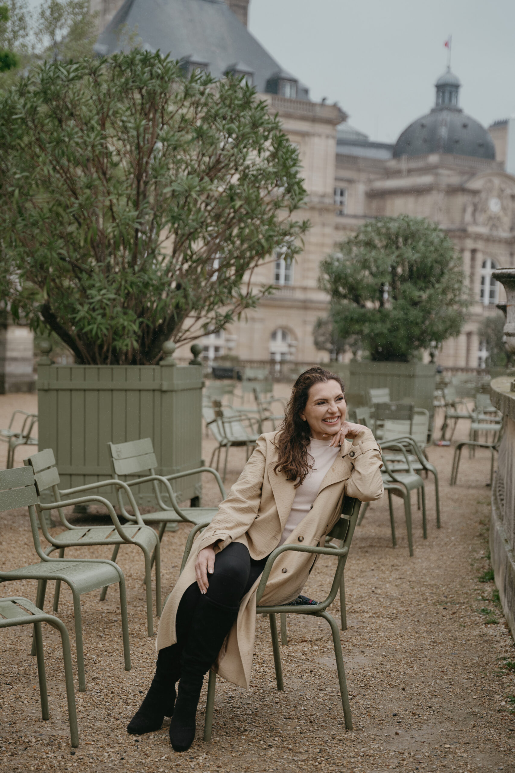 Vrouw zittend op de dak van een camper genietend van het uitzicht over zee
