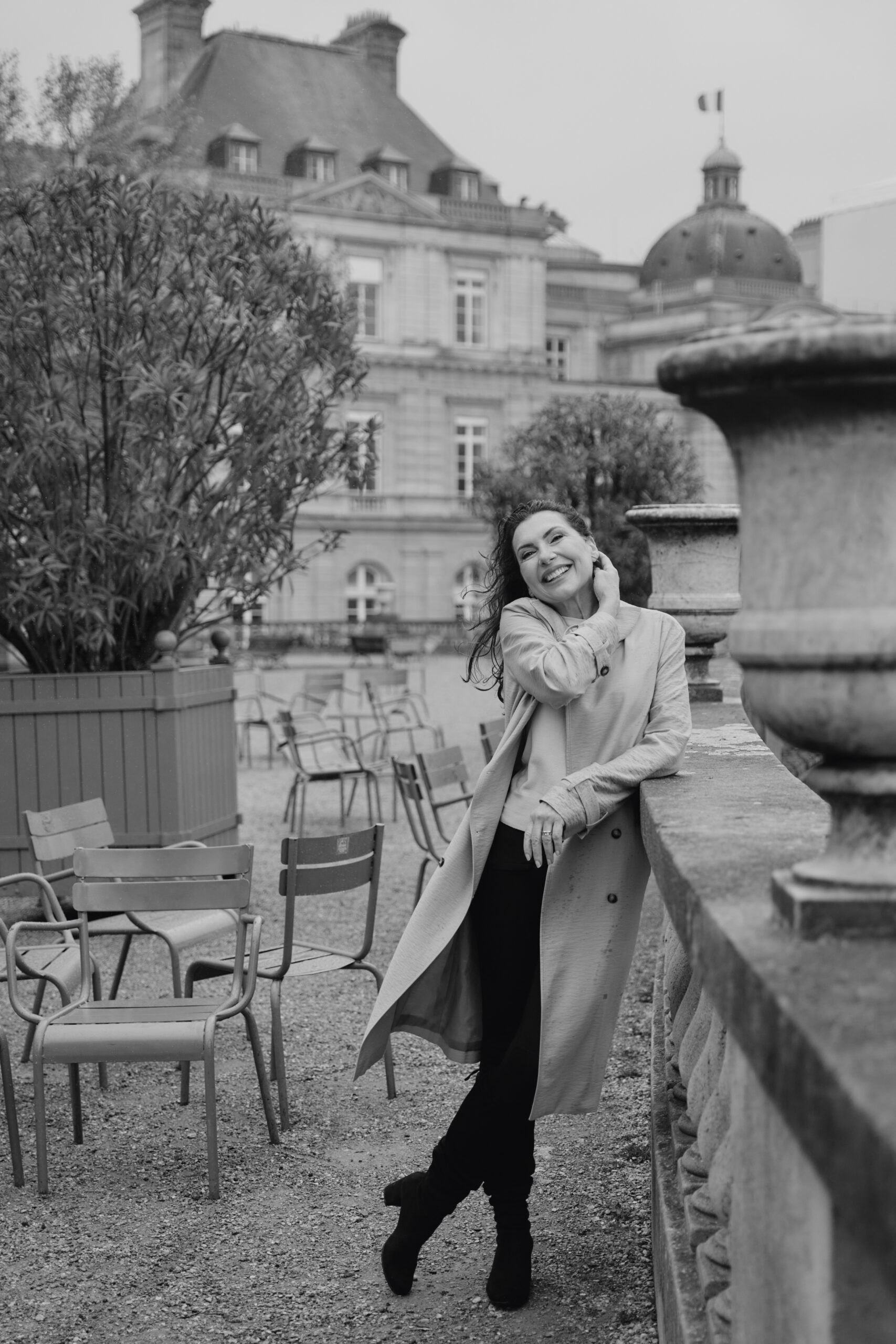 Jonge vrouw die haar gezicht wast