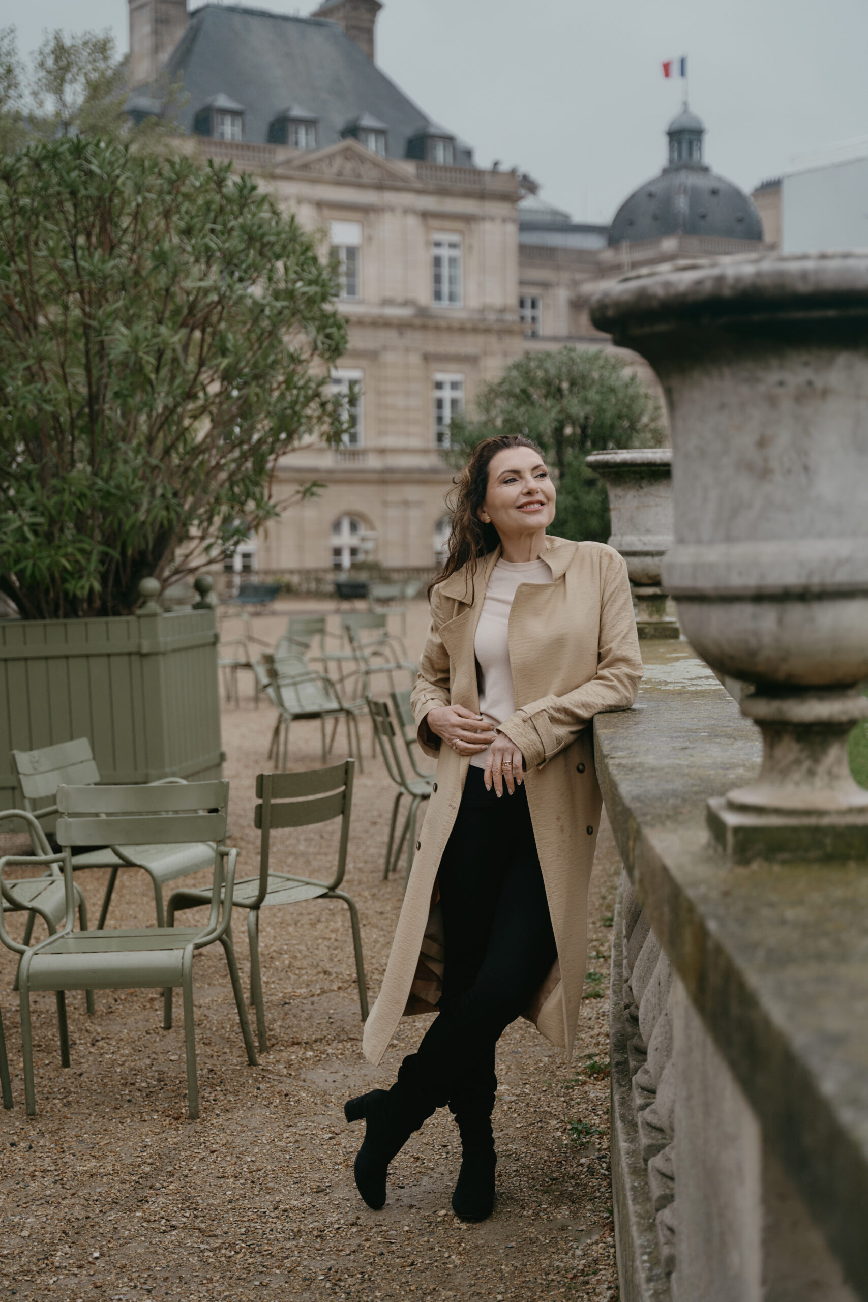 Marjena glimlachend op een brug in Amsterdam