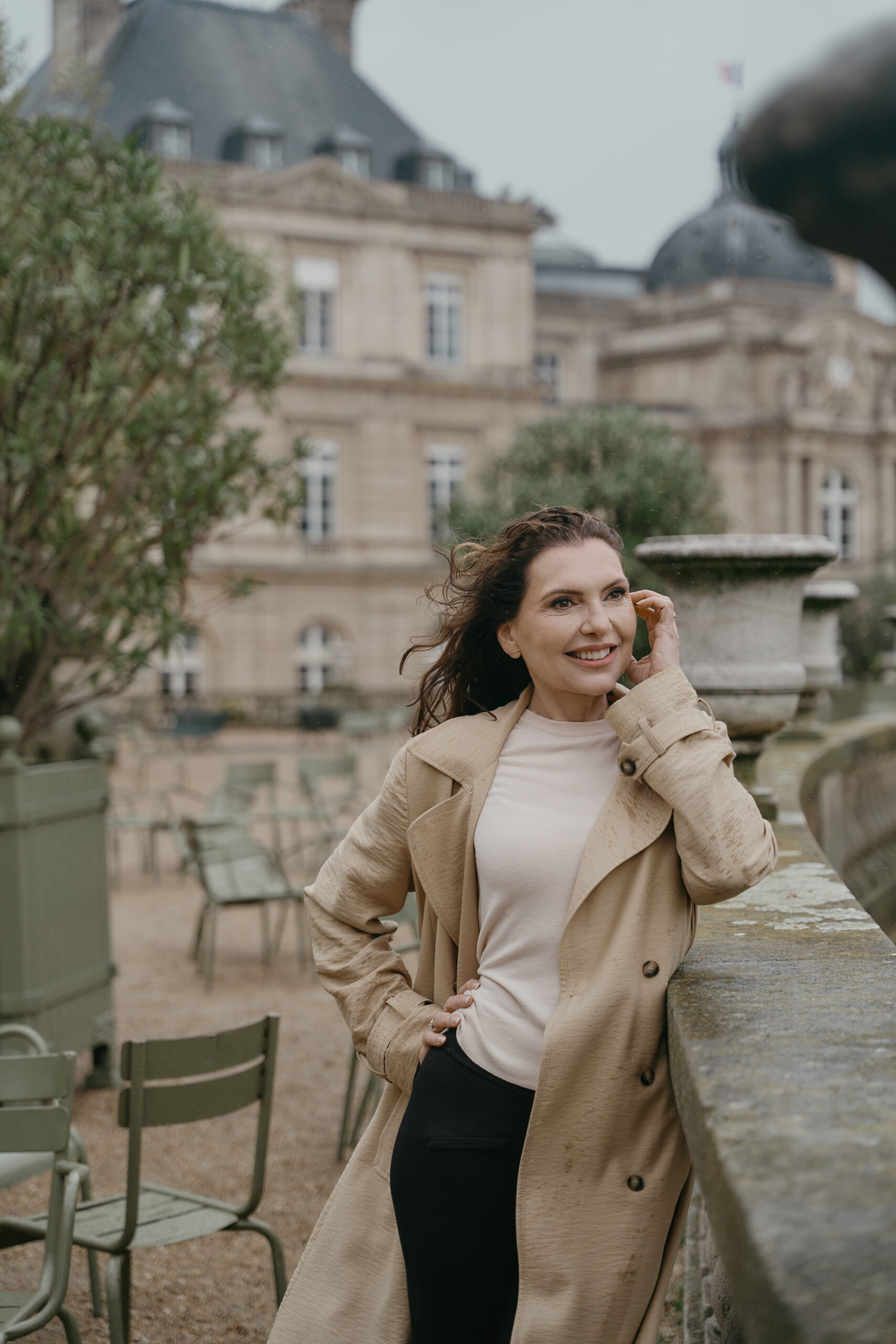 Oudere vrouw glimlachend kijkend in de camera