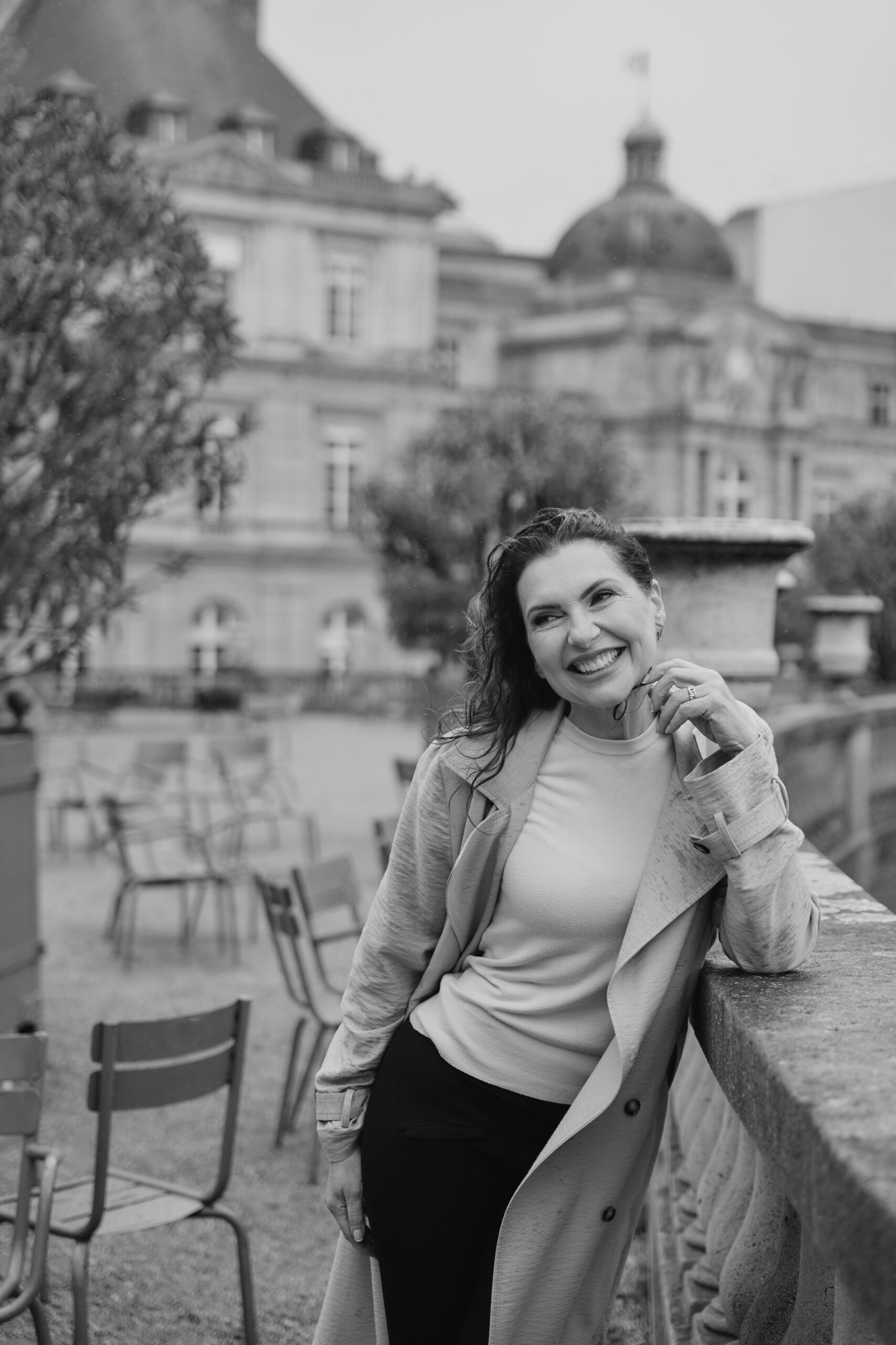 Zelfverzekerde jonge vrouw die glimlacht