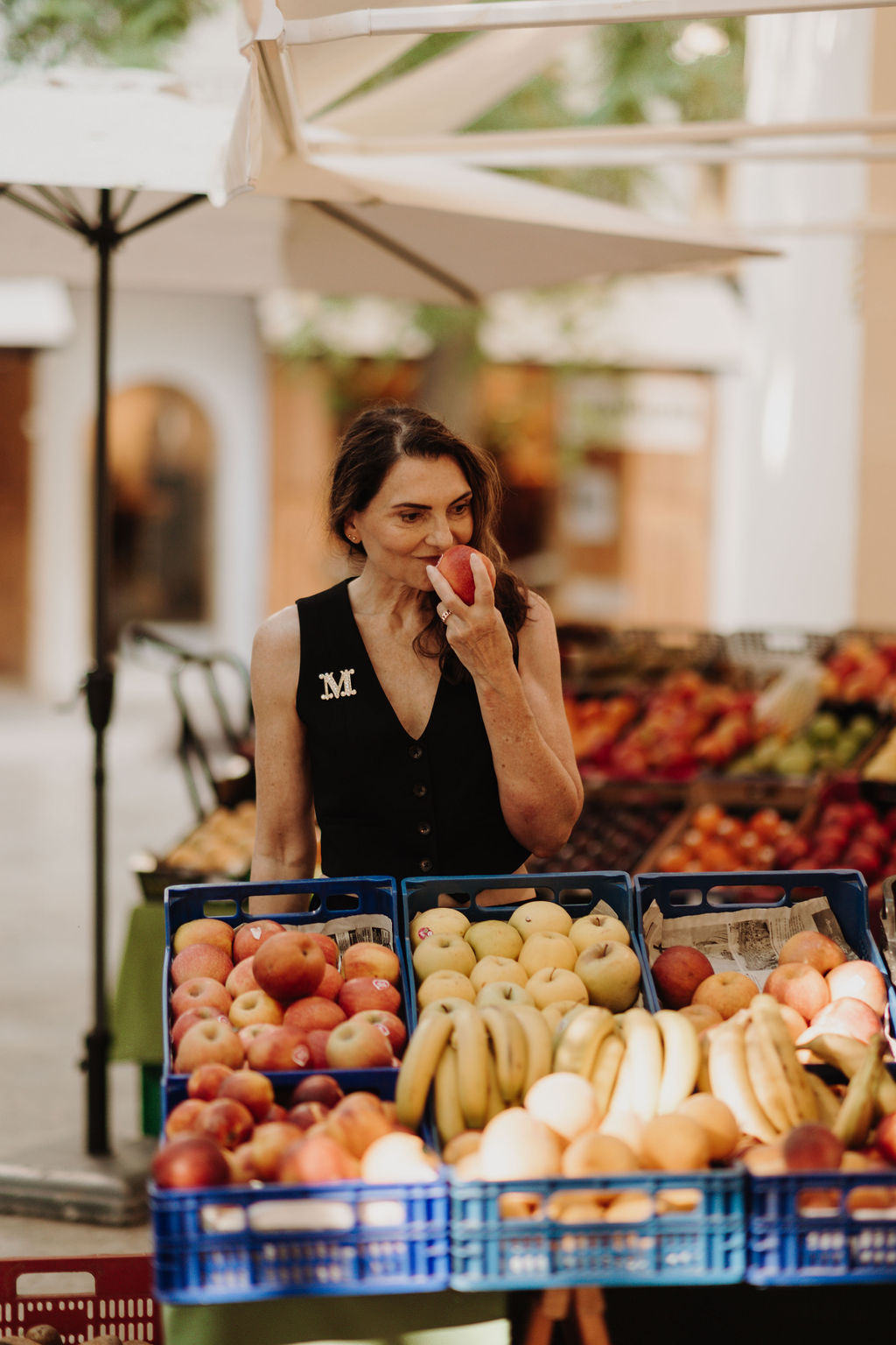 Zonder iets lekkers erbij is het niet gezellig. Marjena op de markt. Ze ruikt aan een appel of deze rijp is
