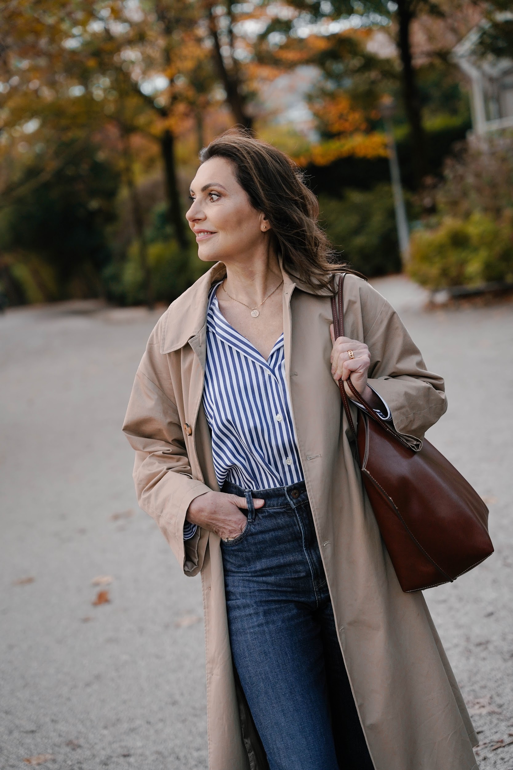 Marjena in het Vondelpark wandelend in haar herfstkleding