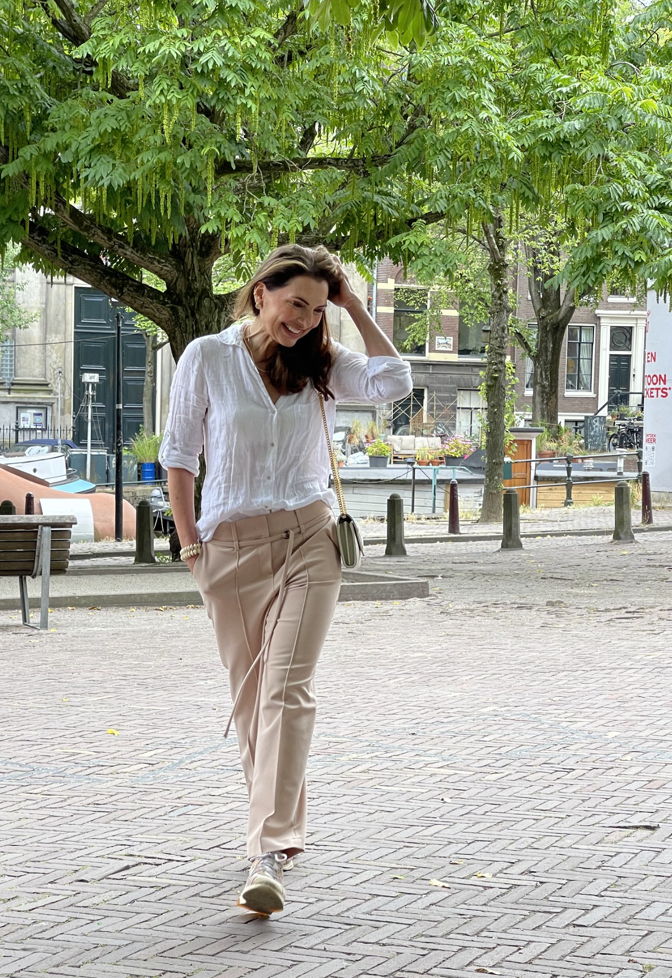Marjena lopend in lentekleding in Amsterdam