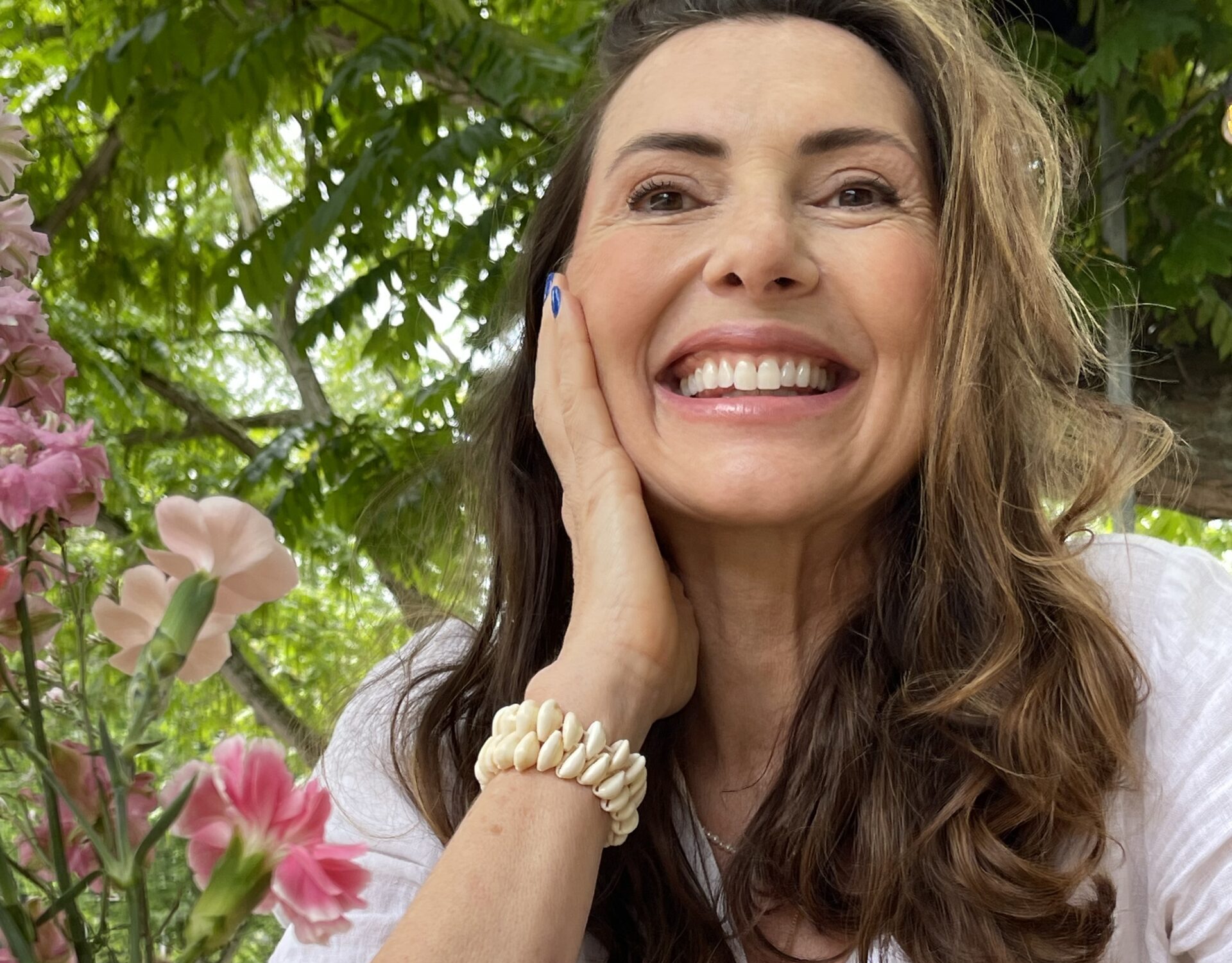 Marjena zittend Met liefde aan Tafel