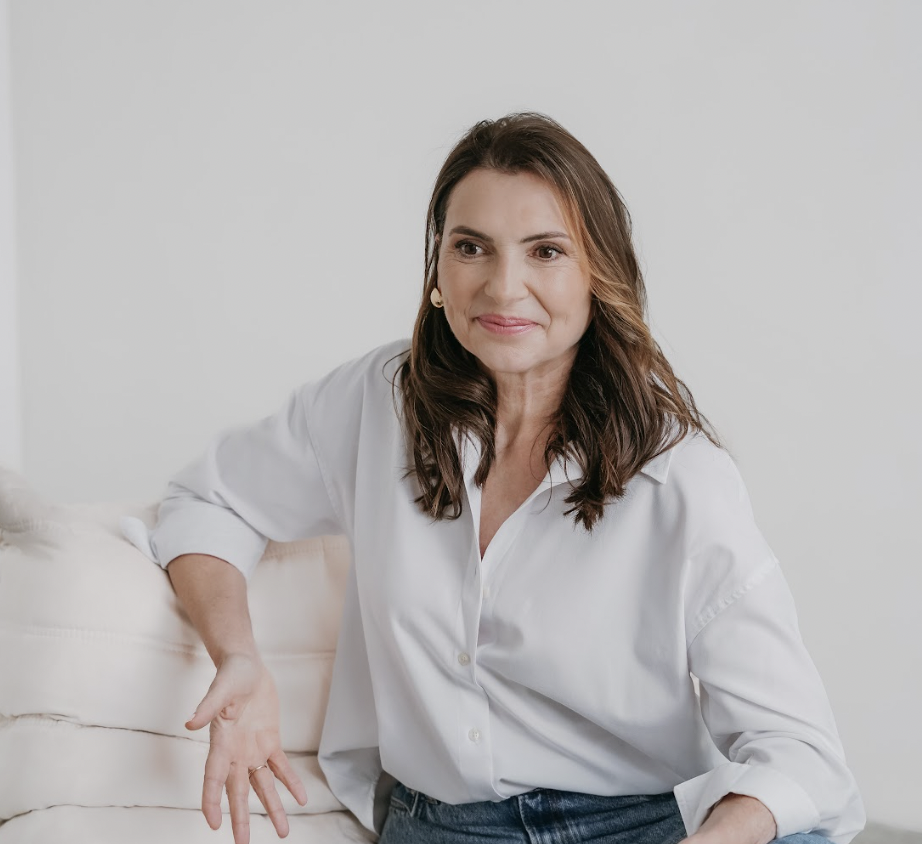 Marjena zittend op eens stoel en beantwoord vragen