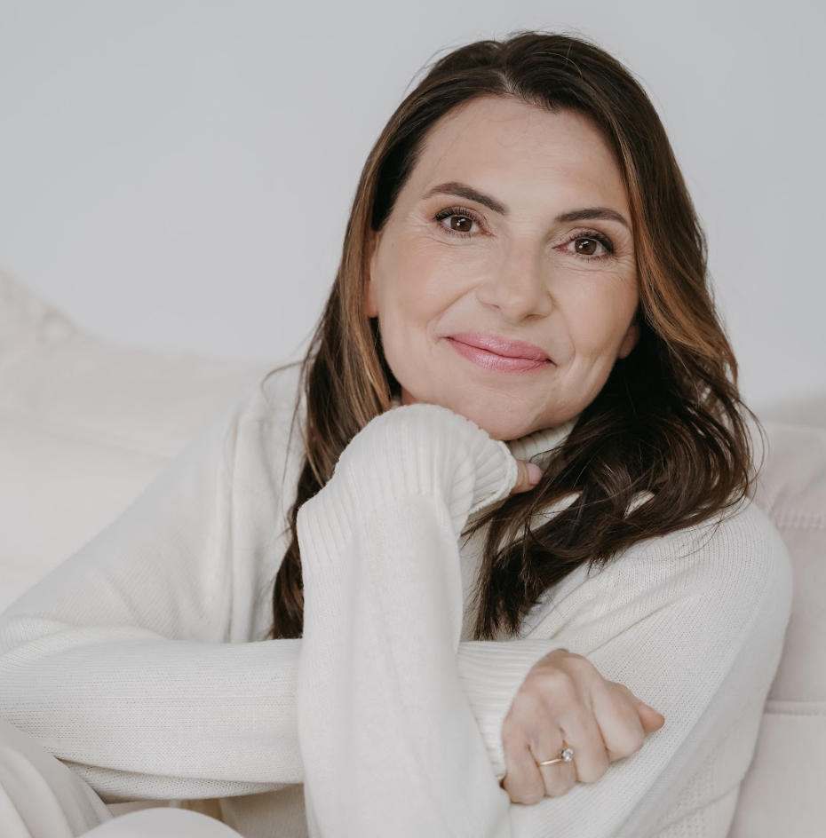 Marjena met een witte trui