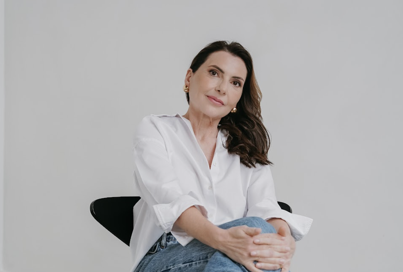 Marjena met een witte blouse en spijkerbroek