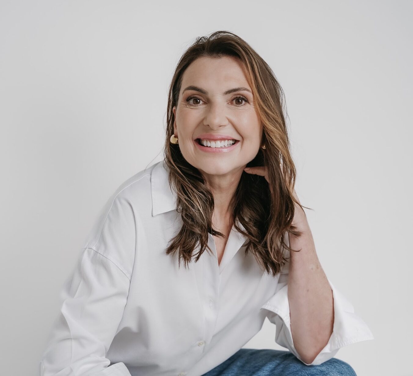 Marjena blij, voorover zittend.